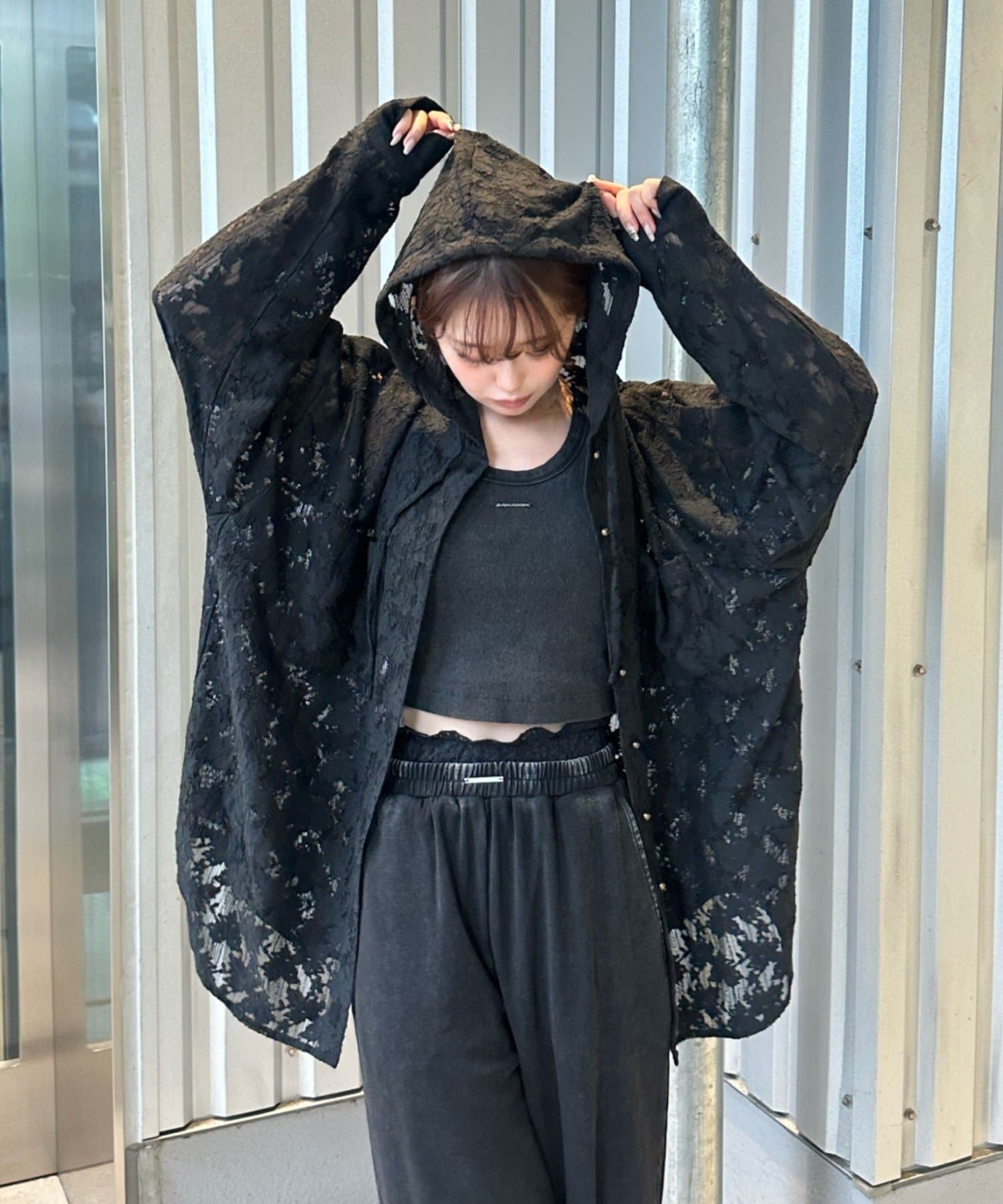3wayで着用可能なフード付きシャツー 商品コメント ー＜ブラック・ブラウン・ブルー＞・さらさらとした薄手の生地で着心地抜群。・肩のボタンを空けて、お好みの肌見せ具合に調整していただけます。　ボタンを