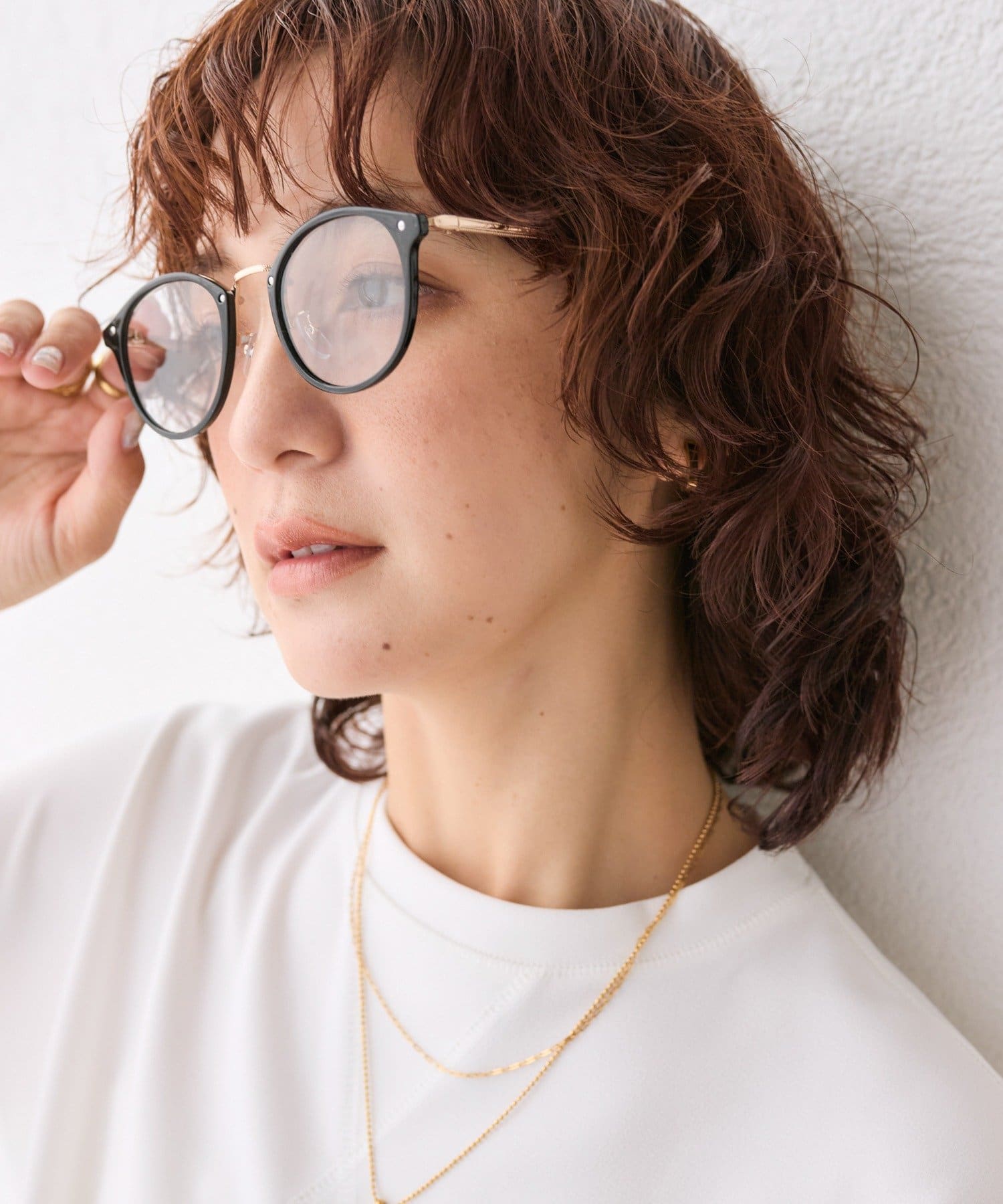 屋内と屋外で雰囲気を変えて楽しめる●デザイン調光機能がついており、紫外線や光によってカラー濃度が変化するサングラス。屋外ではサングラスに、室内ではクリアレンズに自然と変化します。メガネとサングラスを付