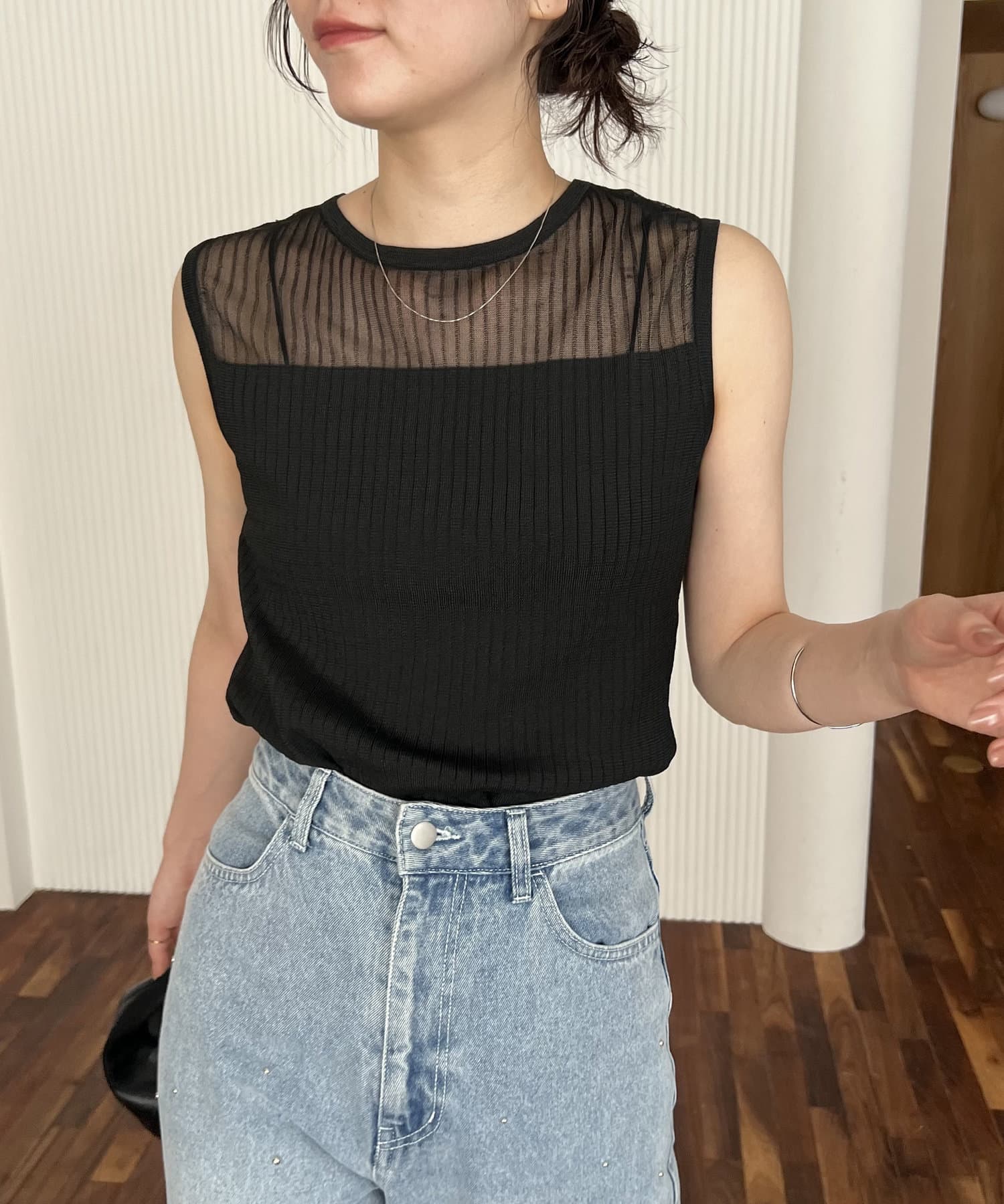 シアー素材が涼しげなノースリニット商品ポイント・胸上がシアーに切り替わったノースリニット・使い勝手のいいシンプルな形でトップスとしてもインナー使いにもおすすめ・薄手の軽いニットで真夏まで涼しく快適に着