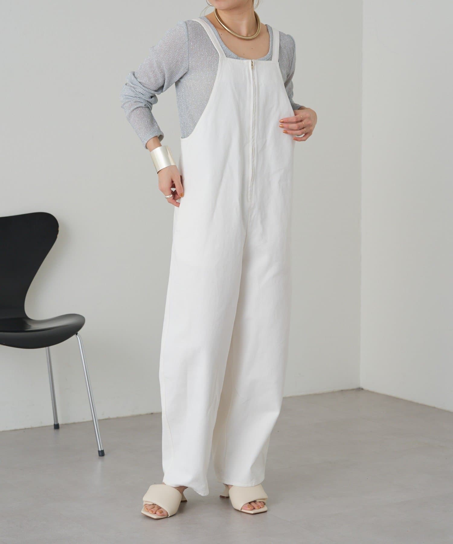 Omekashi定番人気アイテムカーブパンツシルエットのサロペットが登場！・ウエストから裾にかけてカーブするシルエットで、今年らしいカジュアルスタイルが叶います・センタープレスを入れることで、脚のライ