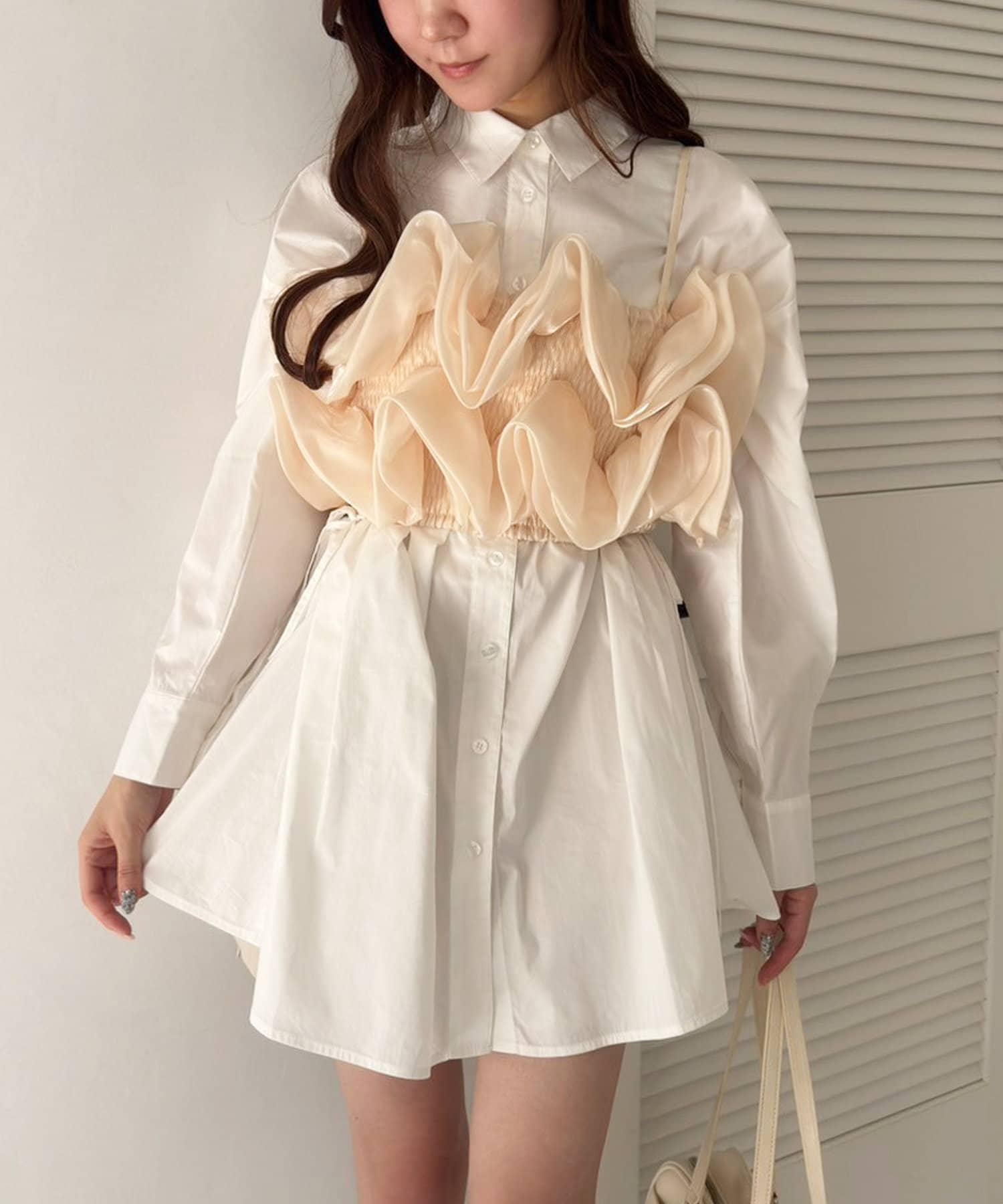 ~NICECLAUP 2025 early Spring Collection~ミニワンピースでも使えるミドル丈のシャツにビスチェがセットになったアイテムそれぞれ単品使いも可能です。シャツはサイドにリ