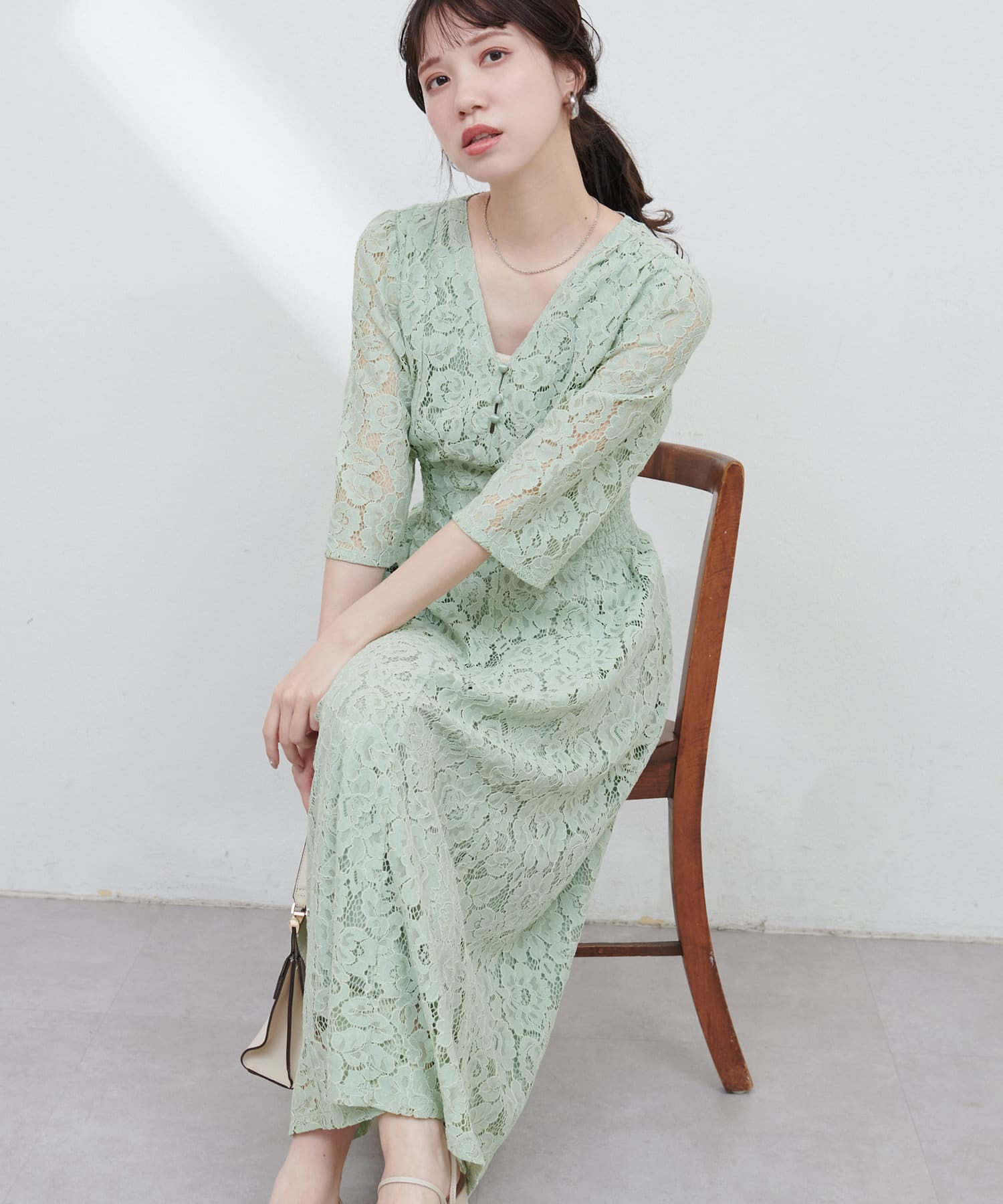 【2025SS natural couture】上品見えする大人レースワンピース■Designナチュラルクチュールで人気の花柄レースが入ったキレイめワンピース。Vネックで首元はすっきり見え、ウエスト部