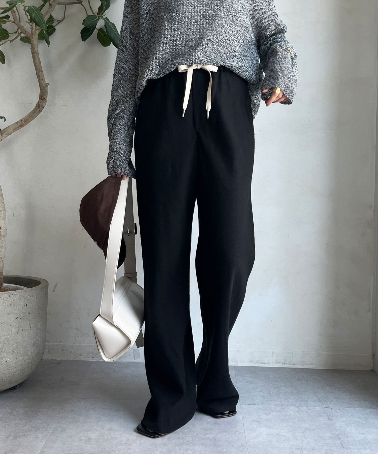 ■2025 SPRING & SUMMER ITEM■美脚に見えるバイヤスパンツ！生地をバイヤスに裁断し、落ち感を演出した１着。脚がすっきりときれいに、そして長く見えるシルエットが最大の魅力。