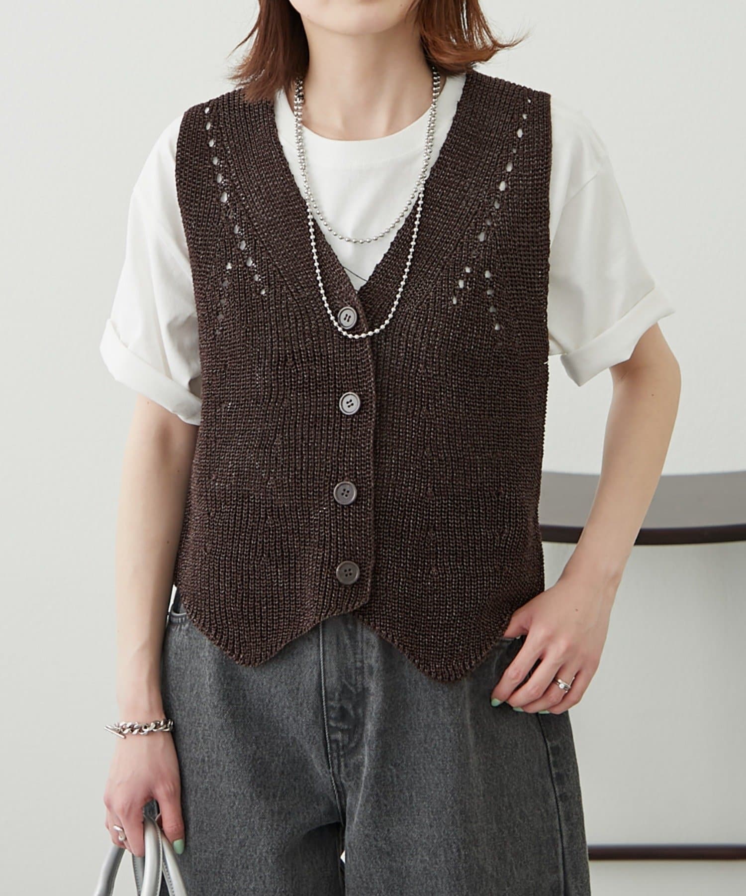 ロングシーズン着回し！優秀和紙ライクニットベスト■デザインレイヤードの味方、ベストを素材にこだわりアップデートしました！和紙のようなカラッとした触り心地の糸を使用で、通気性もよく暑い夏も着心地◎また、