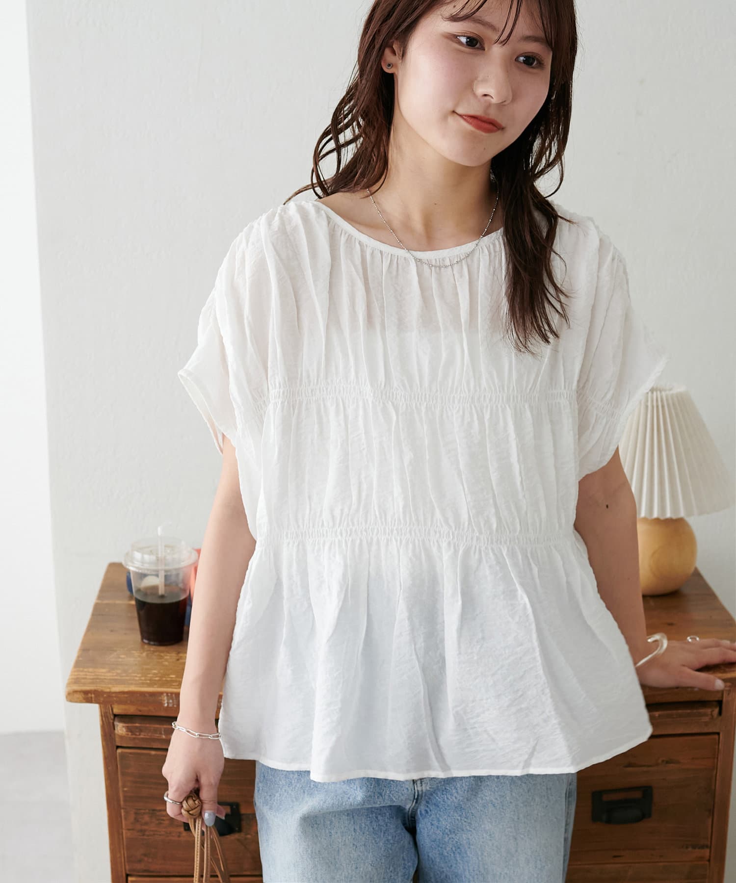 DISCOAT ONLINE LIMITED ITEMふんわりとしたシルエットが女性らしいフレンチブラウス●デザイン程よくギャザーの入った身頃と、切り替えから広がるフレアラインが柔らかく華やかな印象を