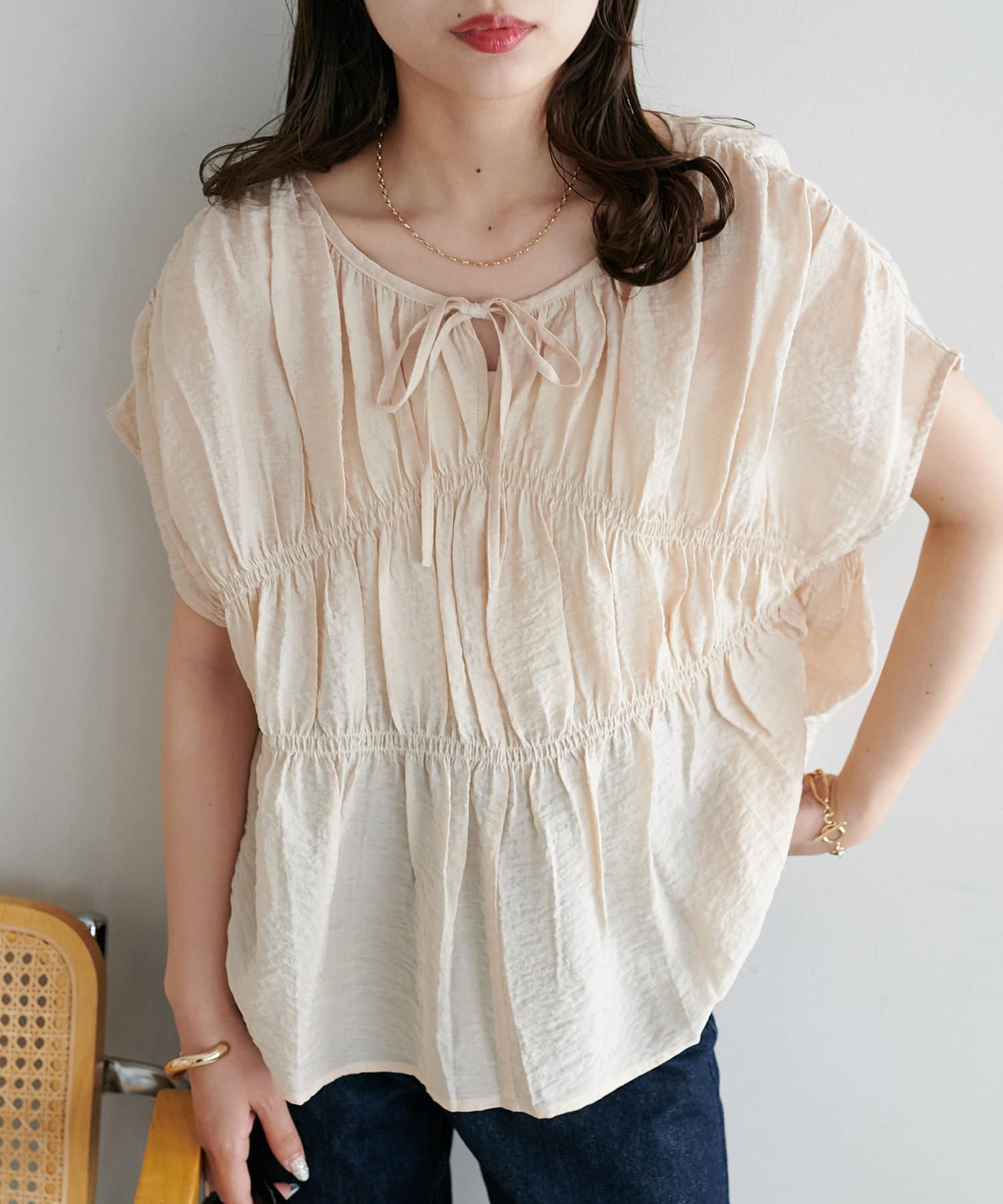 DISCOAT ONLINE LIMITED ITEMふんわりとしたシルエットが女性らしいフレンチブラウス●デザイン程よくギャザーの入った身頃と、切り替えから広がるフレアラインが柔らかく華やかな印象を