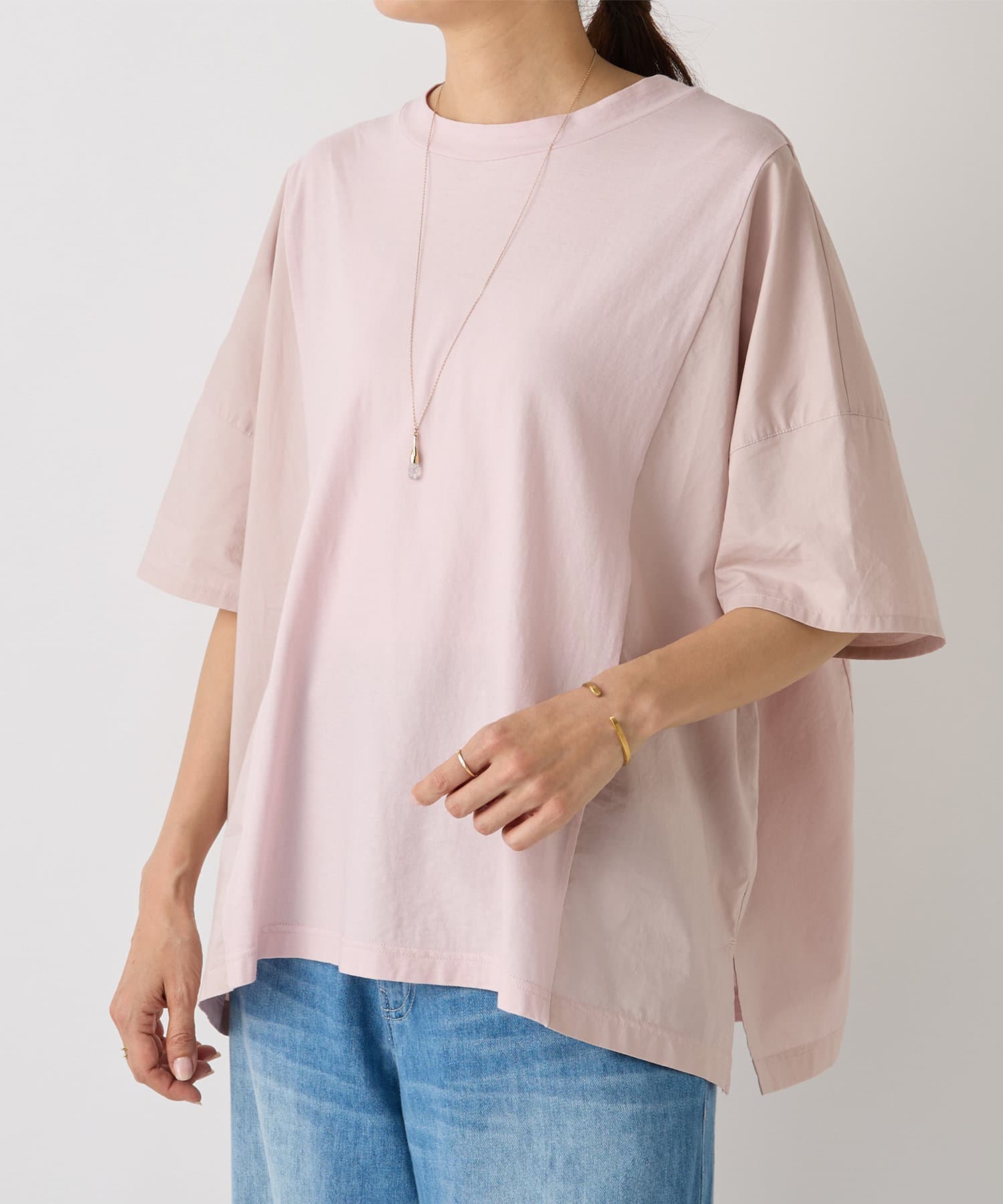 ■アイテムゆったりとしたカットソー素材とハリのあるタイプライター素材のコンビTシャツ。同系色の異素材を組み合わせることで飾らない自然なお洒落が叶います。肩の落ちたリラックス感のあるTシャツで、デイリー