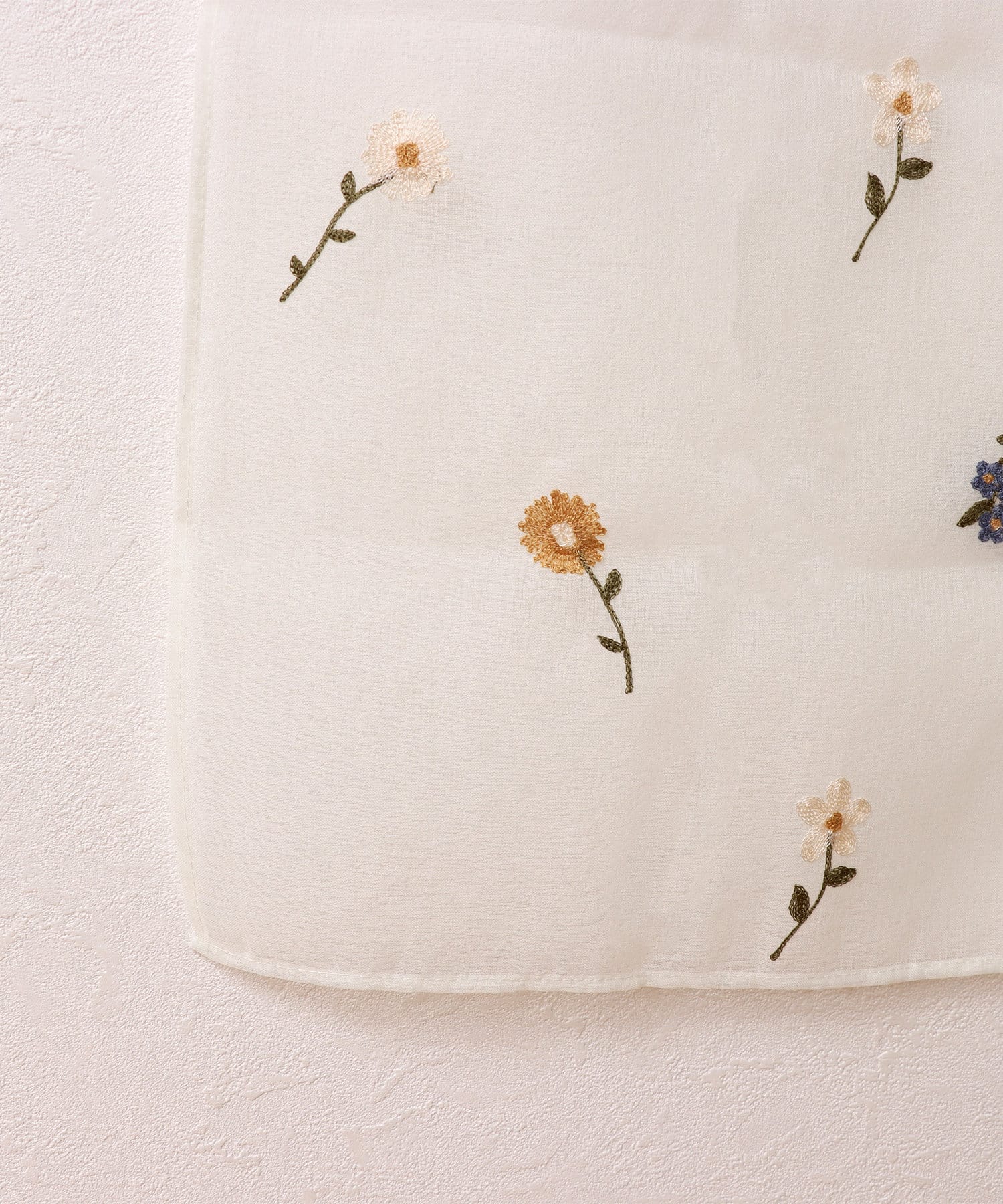 3COINS(スリーコインズ) 刺繍セパレートカーテン1輪フラワー：150×43cm