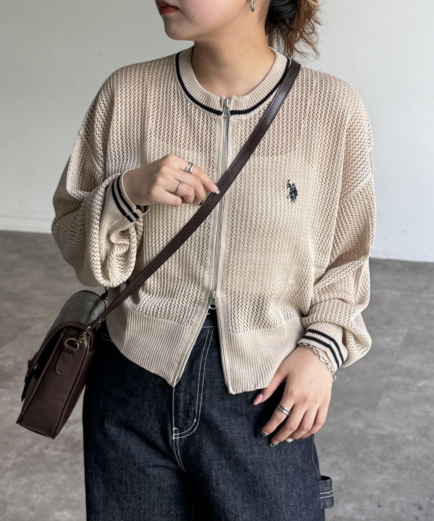 これからの時期にうれしい、クルーネックのメッシュジップカーディガンざっくりとしたメッシュ編みが魅力のジップカーディガンです！カジュアルながらも、上品さのあるデザインがポイント◎Tシャツやタンクトップに