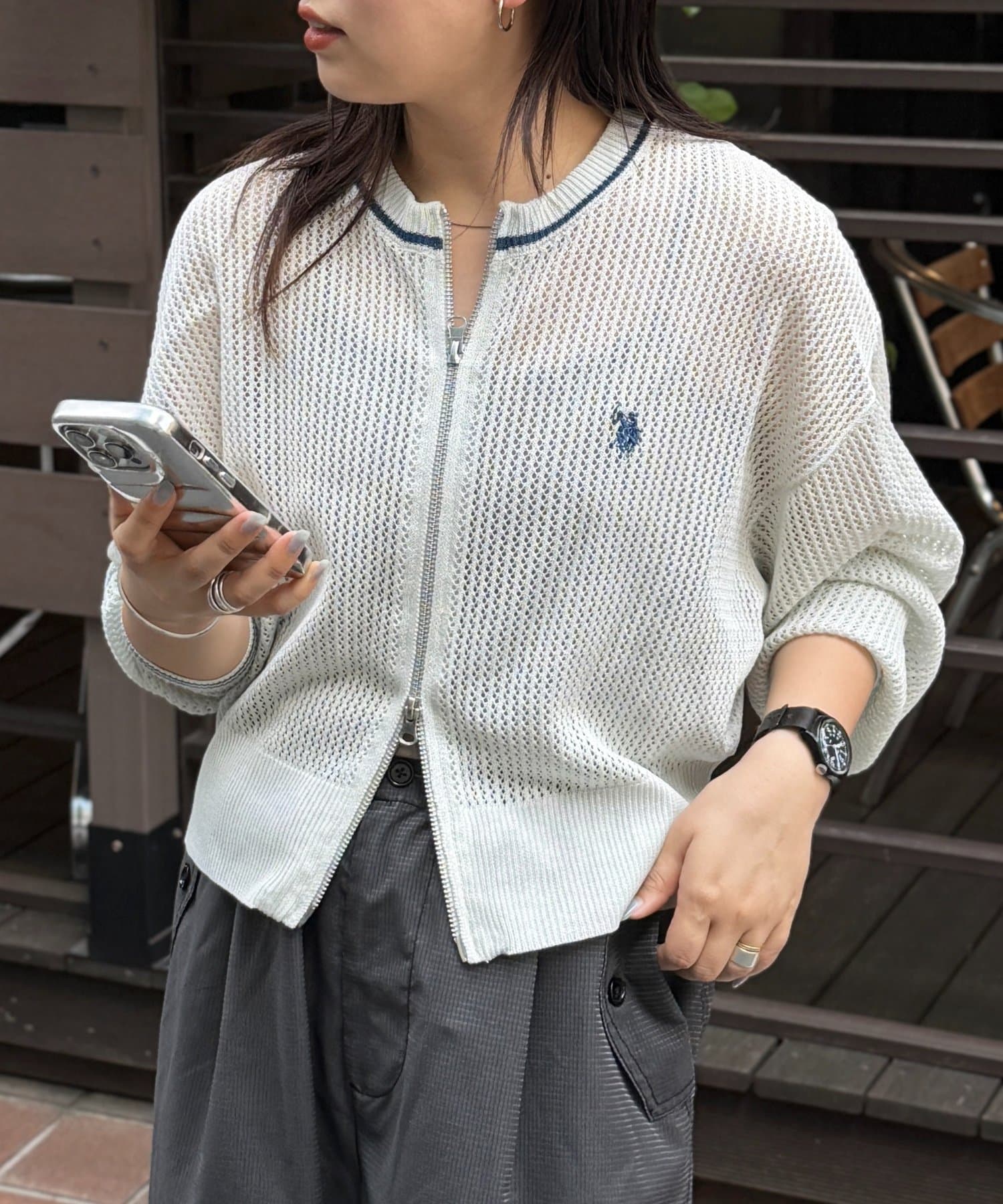 これからの時期にうれしい、クルーネックのメッシュジップカーディガンざっくりとしたメッシュ編みが魅力のジップカーディガンです！カジュアルながらも、上品さのあるデザインがポイント◎Tシャツやタンクトップに
