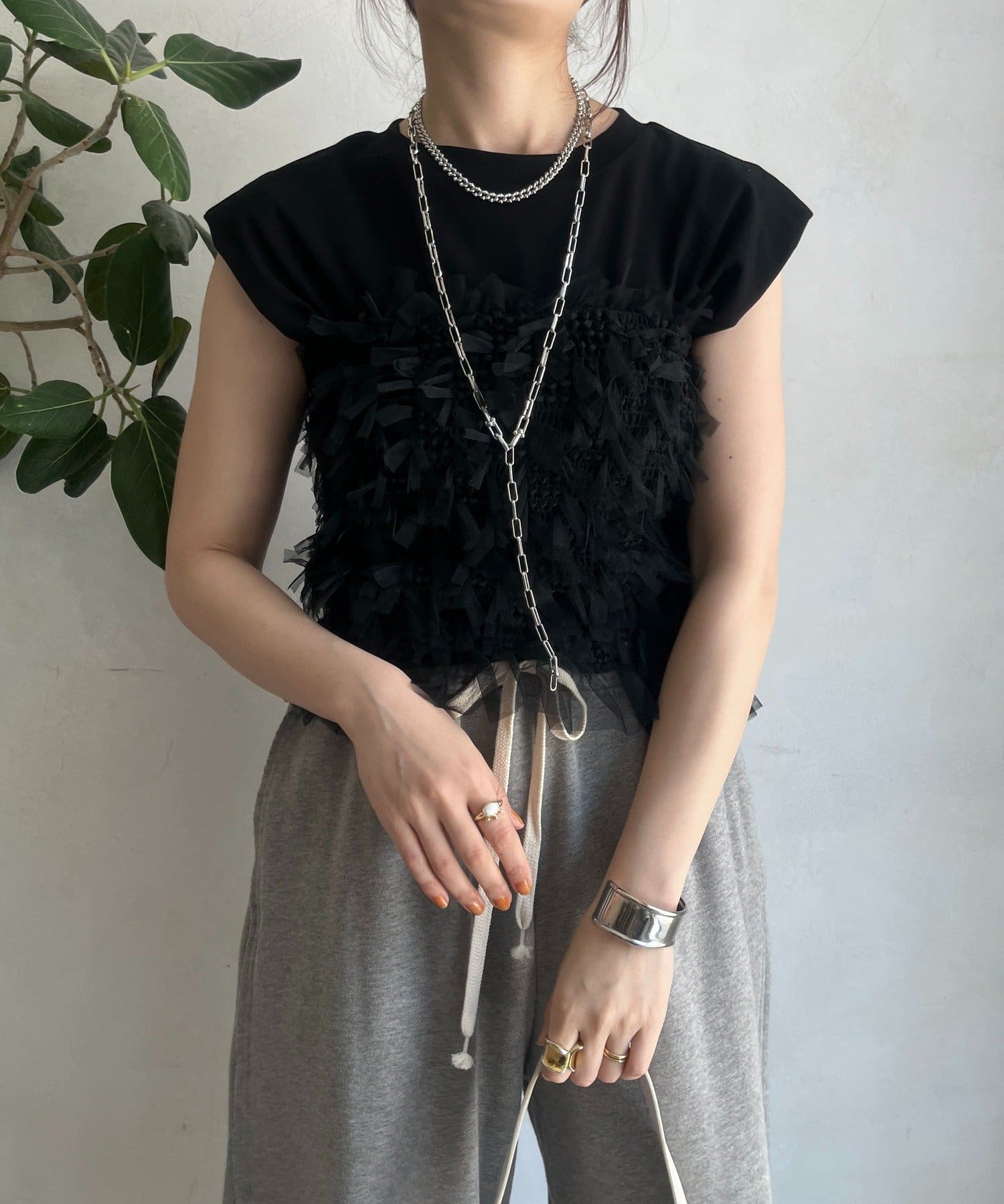 ■2025 SPRING & SUMMER ITEM■WEB限定!こなれ感たっぷりのレイヤードスタイルが完成！普段使いしやすいTシャツに、繊細なフリルをあしらったビスチェを重ねるだけでこなれた