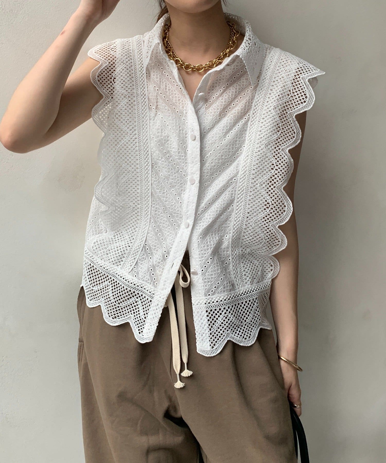 ■2025 SPRING & SUMMER ITEM■WEB限定!女性らしさと華やかさを携えたトップス！繊細なレース使いが目を引く、大人の女性のための上品なタンクトップブラウスです。カジュアル