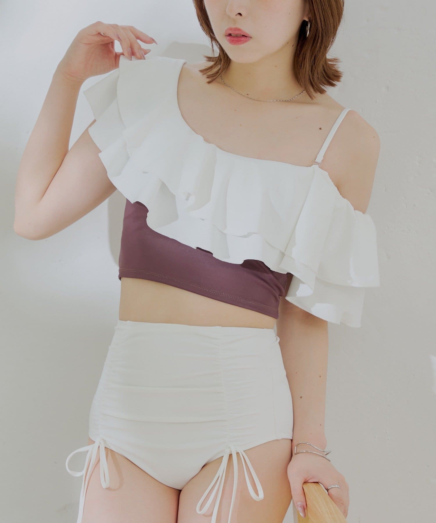 Chico SWIM WEAR COLLECTION 2025※新色・ブラウンその他１▶商品ポイント・ワンショルデザインがポイントのスイムウェア。・大胆なダブルフリルデザインが目を惹きます。・デニムな
