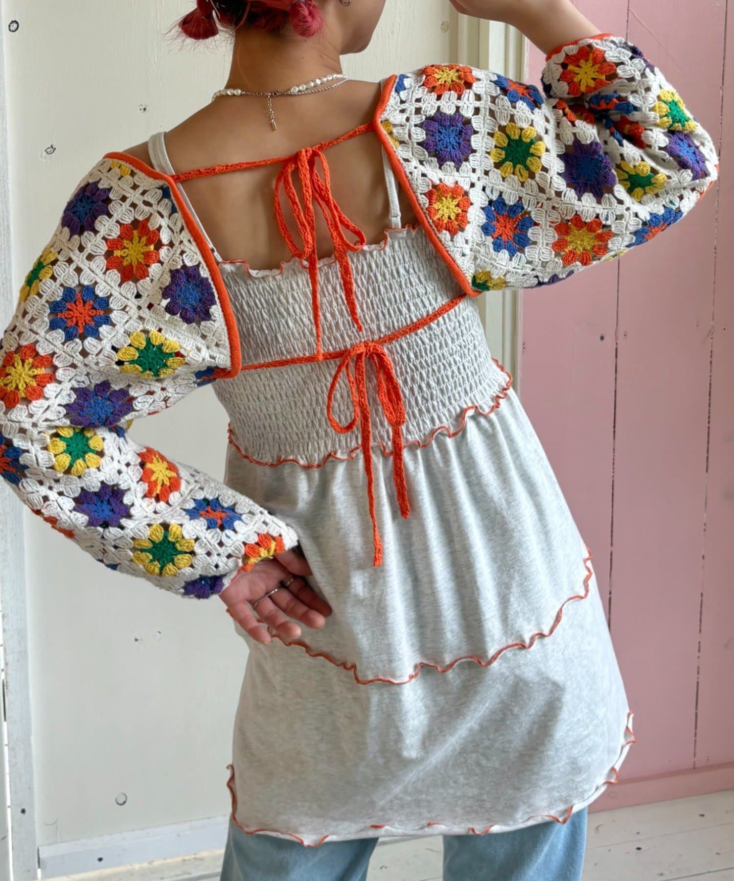 ＼ レトロフラワーが可愛い！クロシェ編みボレロ付きワンピース／■デザインボレロとキャミが別々でも使える、セパレートタイプのマルチウェイボレロワンピース！シンプルながら、配色メロウが可愛いキャミワンピー