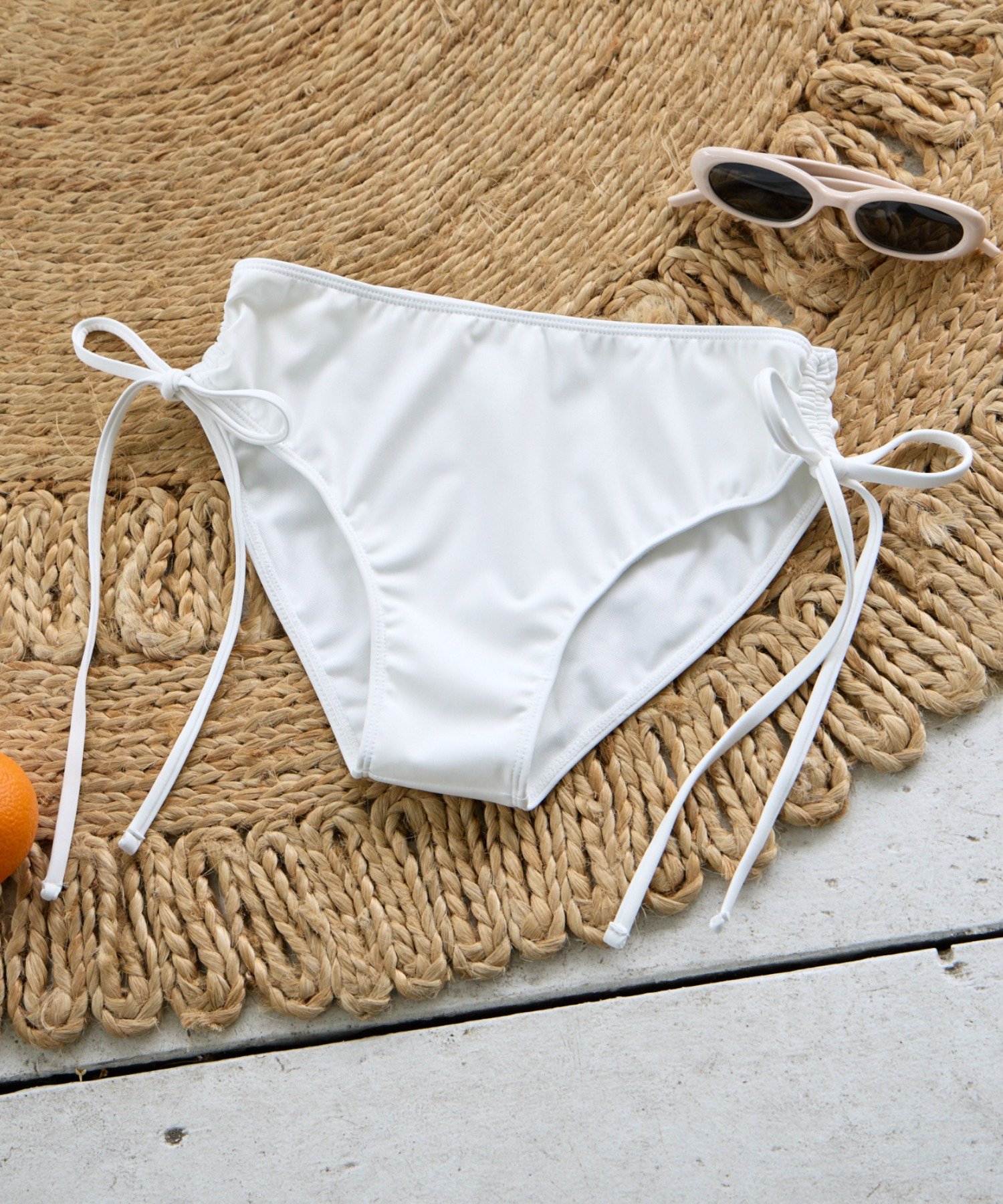 Chico SWIM WEAR COLLECTION 2025サイドのリボンがワンポイントのショーツが登場！▶商品ポイント・伸縮性があり着心地が良く動きやすさ◎・シンプルなデザインはトレンドなヘルシー