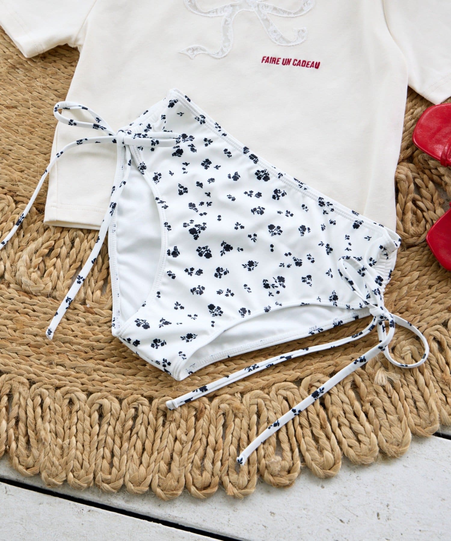 Chico SWIM WEAR COLLECTION 2025サイドのリボンがワンポイントのショーツが登場！▶商品ポイント・伸縮性があり着心地が良く動きやすさ◎・シンプルなデザインはトレンドなヘルシー