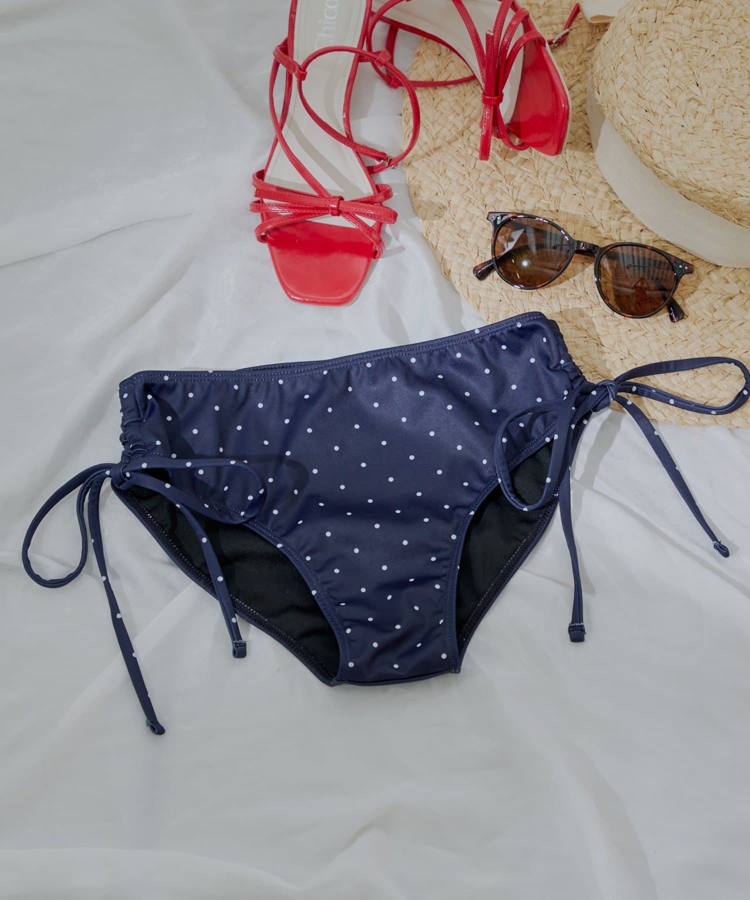 Chico SWIM WEAR COLLECTION 2025サイドのリボンがワンポイントのショーツが登場！※新色・ホワイトその他３ / ブラックその他３▶商品ポイント・伸縮性があり着心地が良く動きや