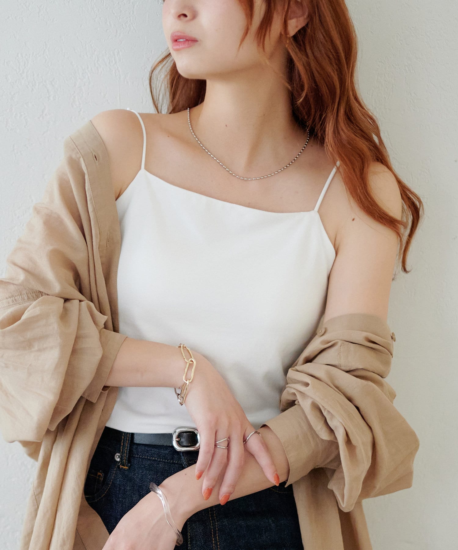 シンプルで着回し力抜群のカップ付きキャミソール●デザインシンプルながらも女性らしい洗練されたシルエットが魅力。細めのストラップやスクエアネックのラインがデコルテを美しく見せてくれます。背中側はやや丸み