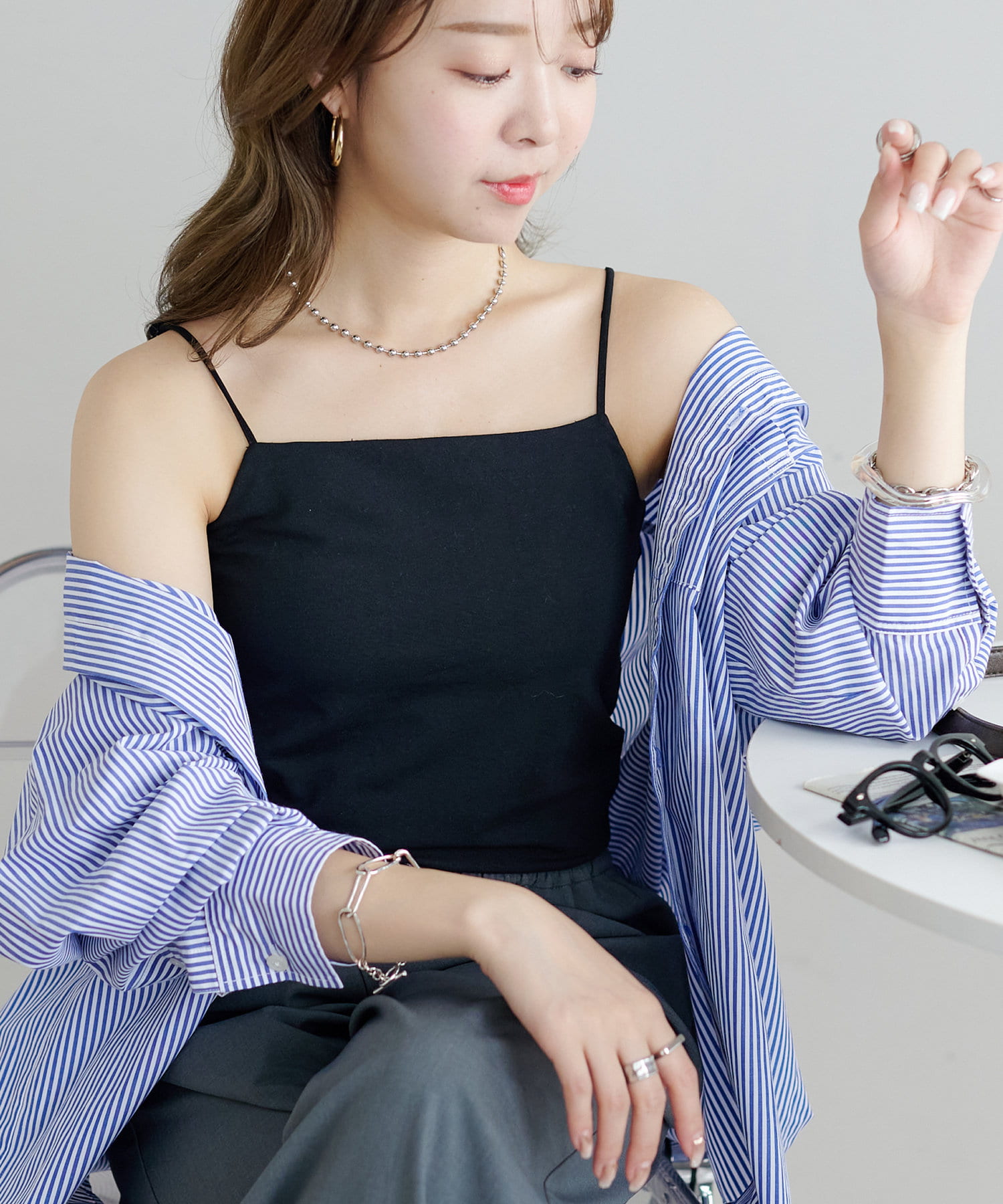 シンプルで着回し力抜群のカップ付きキャミソール●デザインシンプルながらも女性らしい洗練されたシルエットが魅力。細めのストラップやスクエアネックのラインがデコルテを美しく見せてくれます。背中側はやや丸み