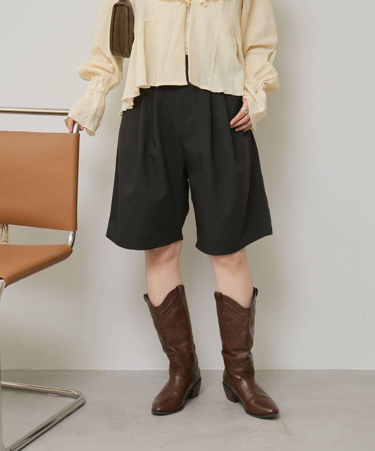大人女性におすすめしたい美シルエットハーフパンツ■デザインタック入りでカジュアルにもキレイめにも合うデザイン。広めの裾幅と太ももが隠れるくらいの膝丈で美脚効果抜群〇■生地感ウエストゴムなのでストレスフ