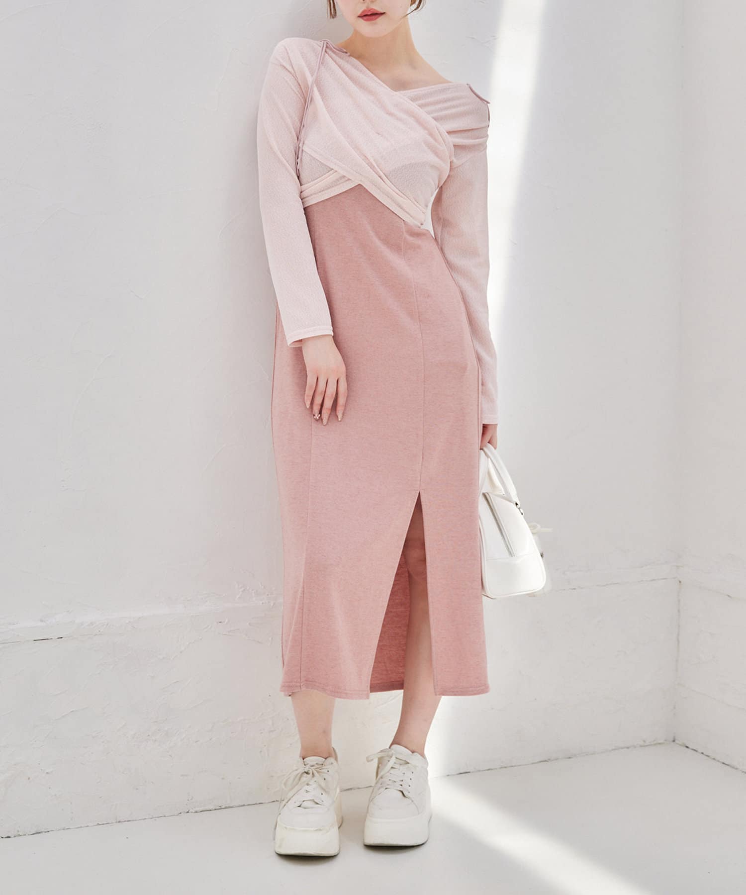 ~NICECLAUP 2025 early Spring Collection~カシュクールトップスとキャミワンピースがセットになったアイテム肩リボンワンピースは広がりすぎないシルエットで、伸縮性があ