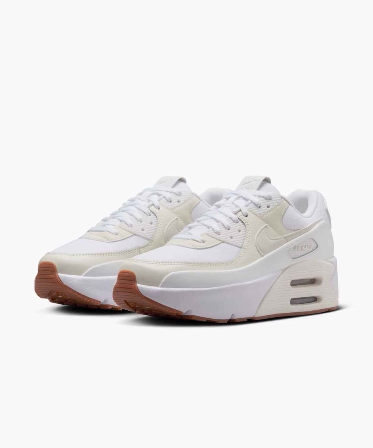 ■デザインNike Airユニットを重ね、人気のシルエットをグレードアップしたエア マックス 90 LV8。クッショニングだけでなく、高さもアップ。コーディネートしやすいパーフェクトな厚底デザインです