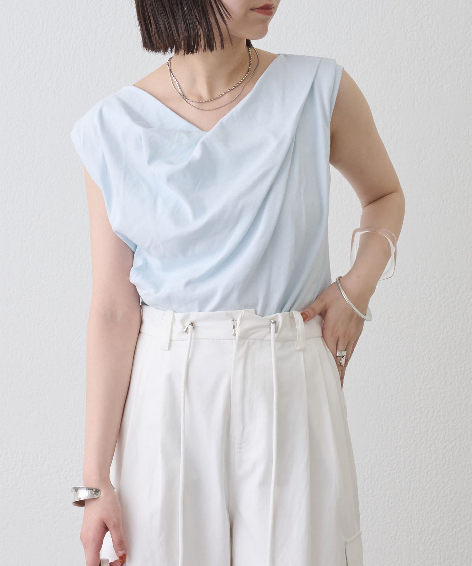 大人気！オフショルシリーズからオフショルフレンチTシャツが登場！●デザイン・大人気のオフショルロングTシャツからフレンチTシャツが登場♡上品なドレープが目を惹くトップスとなっております。・デコルテを美