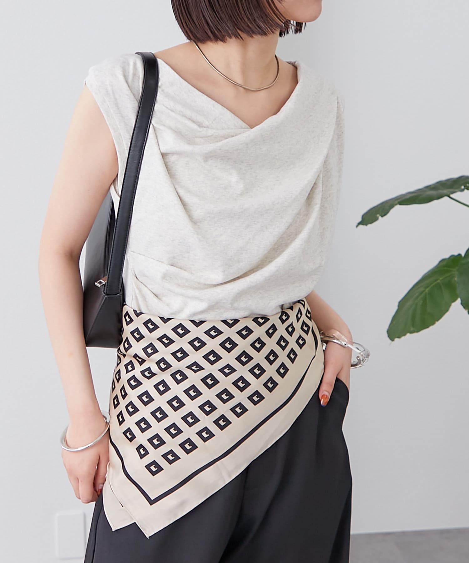 大人気！オフショルシリーズからオフショルフレンチTシャツが登場！●デザイン・大人気のオフショルロングTシャツからフレンチTシャツが登場♡上品なドレープが目を惹くトップスとなっております。・デコルテを美