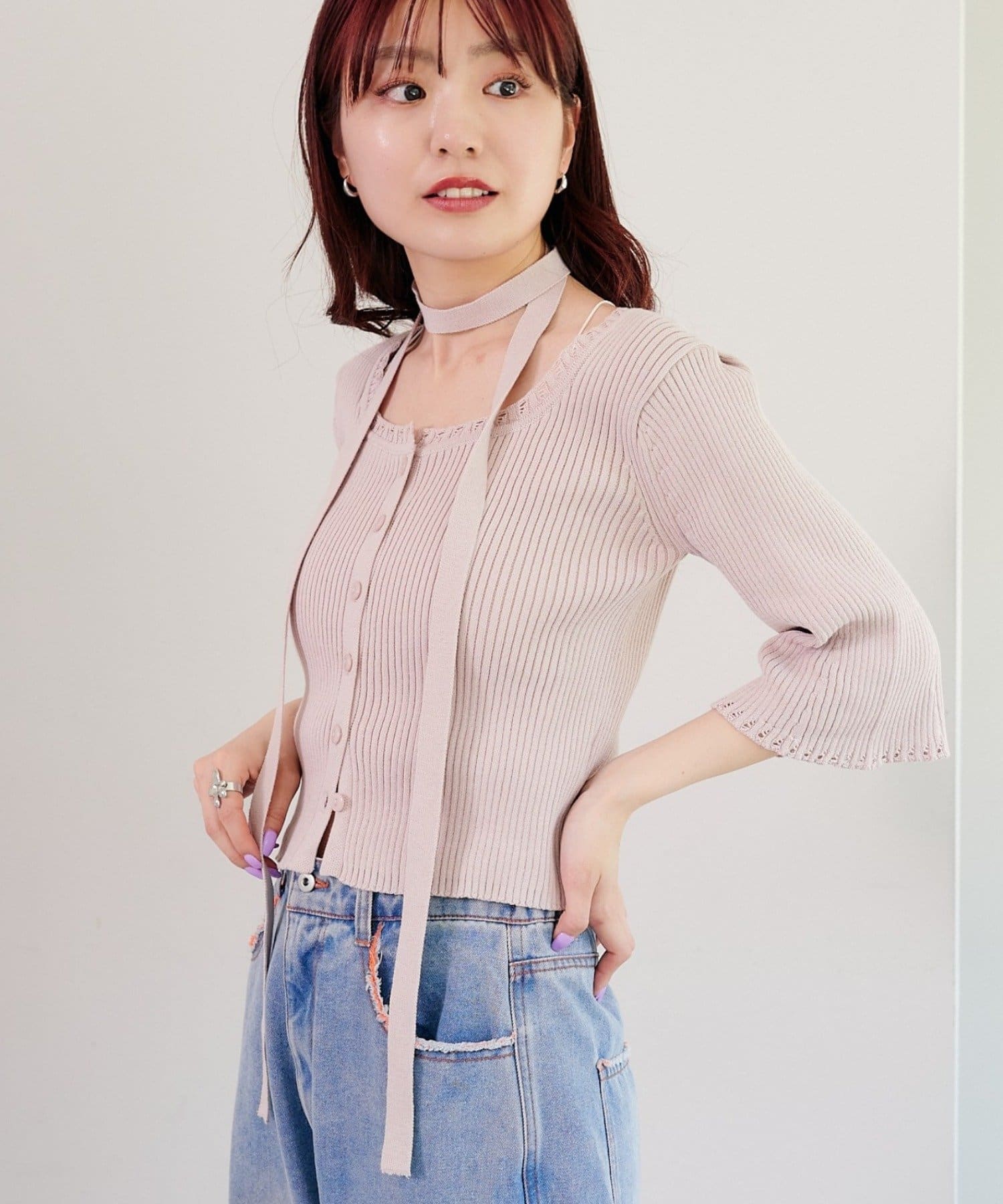 アレンジ自在！着回しのきくリブカーディガン■デザイン大人フェミニンなリブカーディガン。顔周りをすっきり見せてくれるスクエアネックと、華奢見えが叶うリブ編みが女性らしさを引き立ててくれます。首元のレース