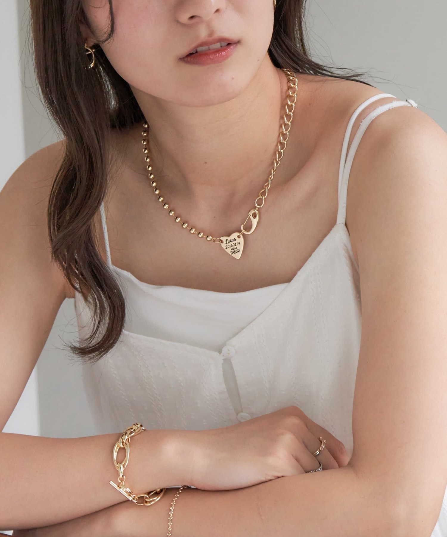 程よい甘さと抜け感がちょうどいい、ルーカスハートアシメネックレス。繊細な刻印が施されたハートモチーフが、胸元にさりげない存在感を添えてくれます。左右で異なるチェーンを組み合わせたデザインが魅力的です。