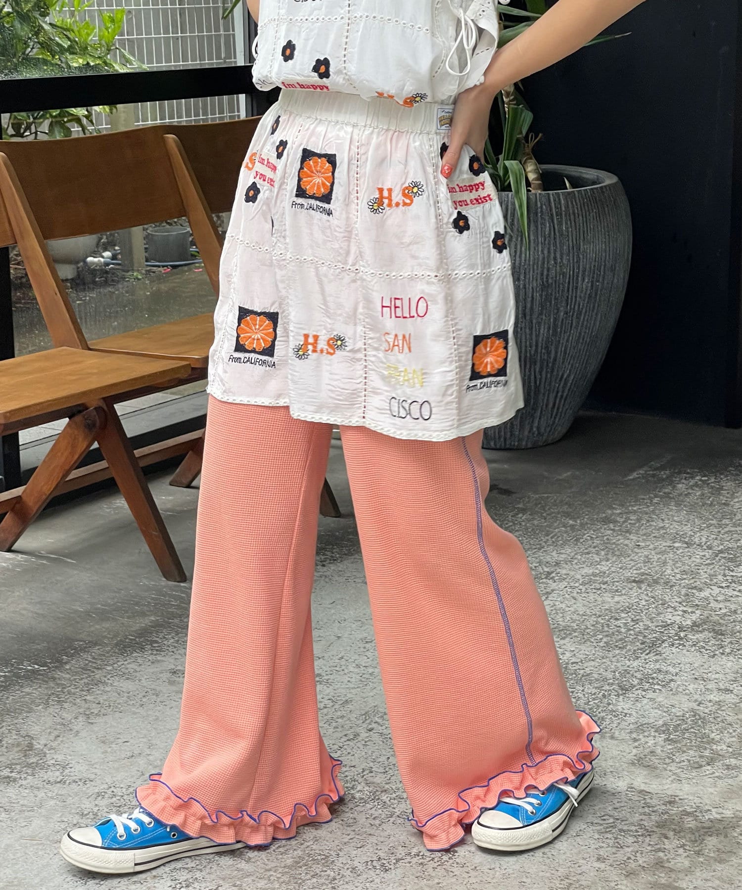 ゆるっとラフに着れるワッフルフレアパンツ▼ポイント毎日履きたくなるリラックス感と、こなれ感を両立したワッフル素材のフレアパンツ。ほどよく広がるフレアシルエットが脚のラインをきれいに見せつつ、裾のメロウ