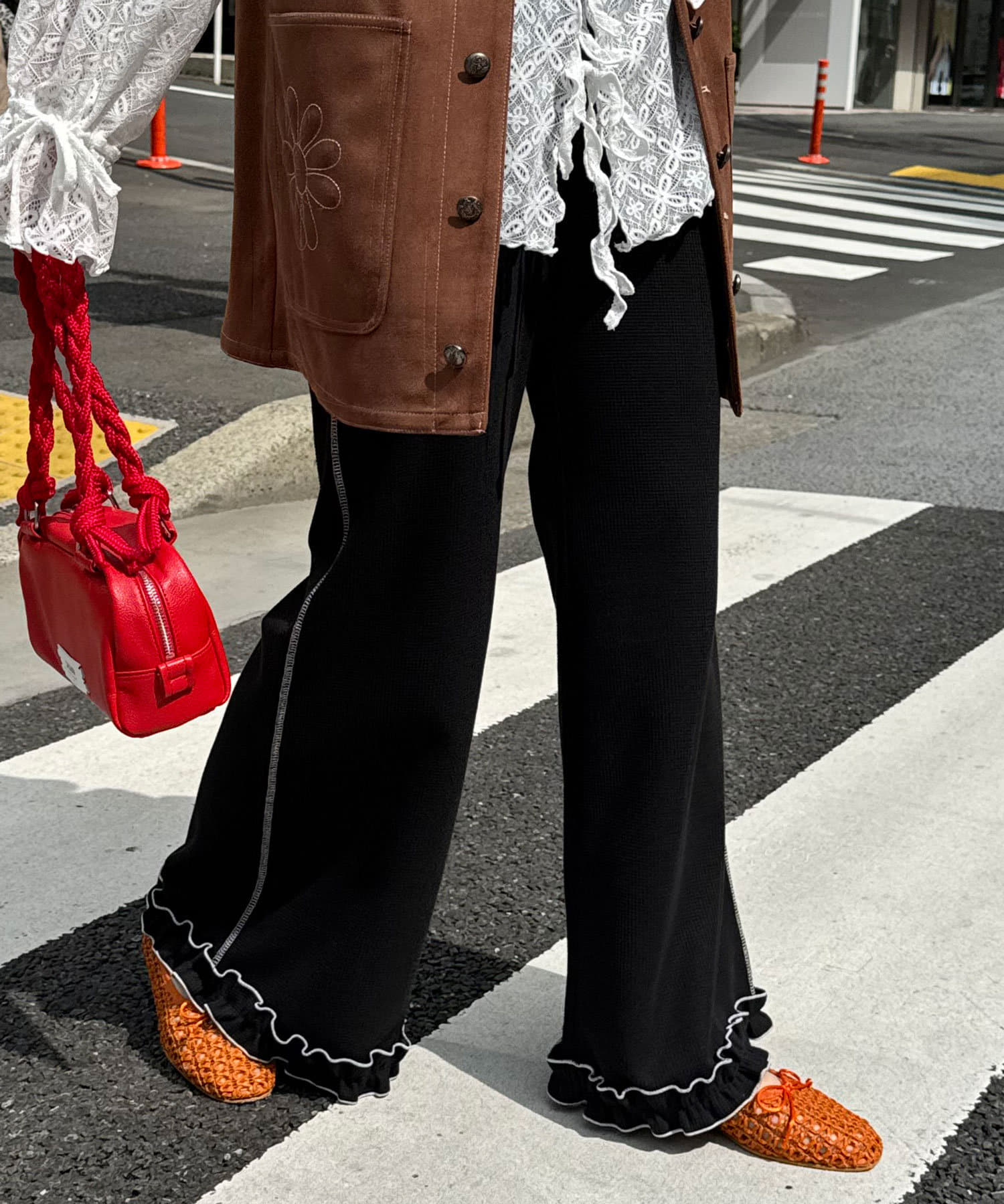 ゆるっとラフに着れるワッフルフレアパンツ▼ポイント毎日履きたくなるリラックス感と、こなれ感を両立したワッフル素材のフレアパンツ。ほどよく広がるフレアシルエットが脚のラインをきれいに見せつつ、裾のメロウ