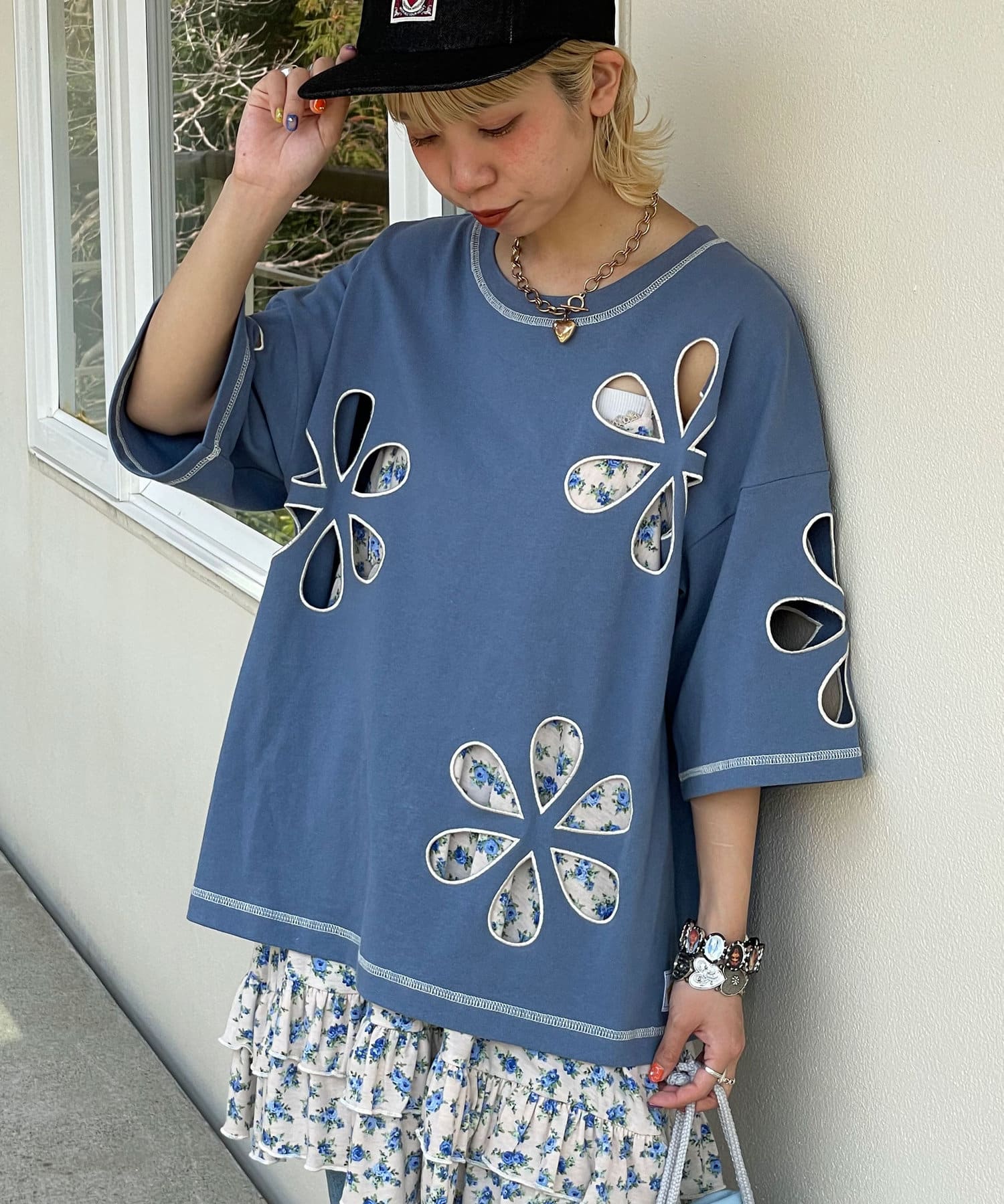 存在感たっぷりのデザインTシャツ▼ポイントハロサンで人気のカットアウトシリーズから、春夏にぴったりなTシャツバージョンが登場。大胆にくり抜かれた花柄がスタイリングの主役になる1枚です。カラーごとに異な