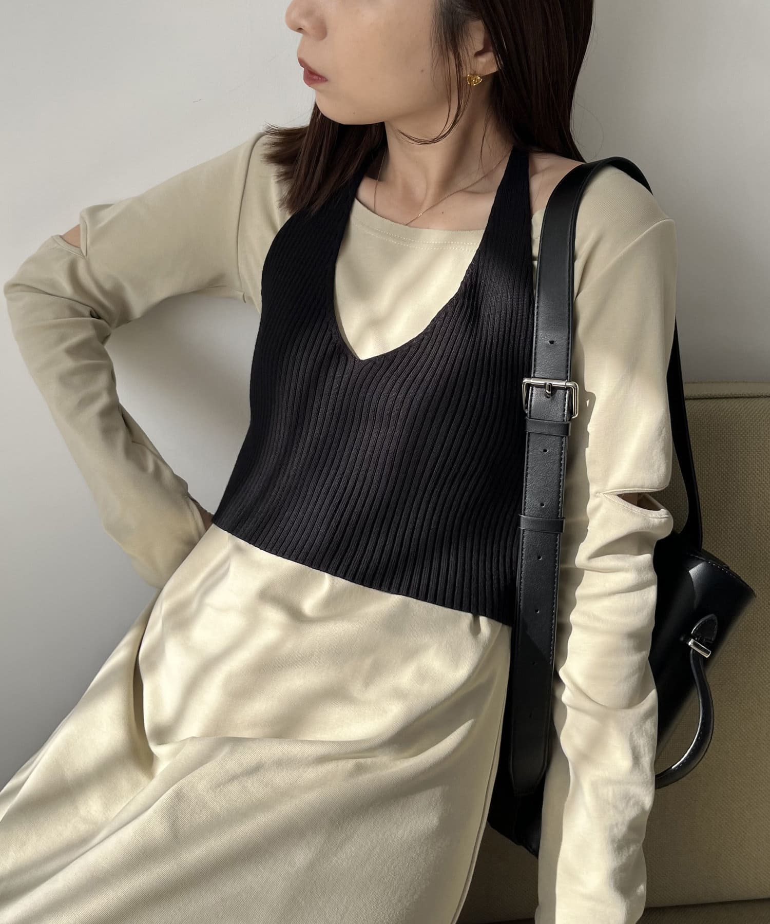ニットビスチェ付きの大人ワンピース商品ポイント・マキシ丈の大人なAラインワンピース・デコルテが見える女性らしい首の開き具合・目の詰まった透けないカットソー素材・ペチスカート付きで安心・ニットのビスチェ