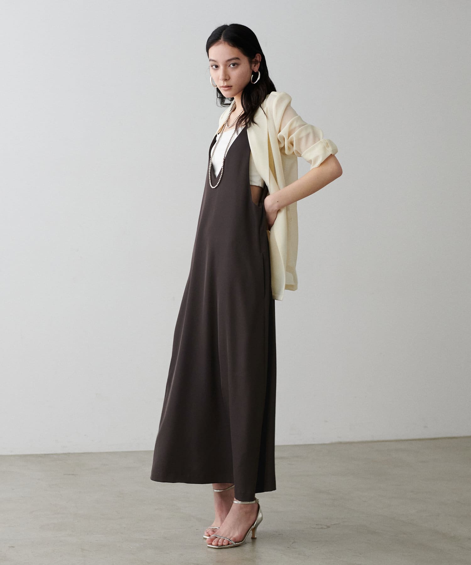 【2025SS LARUTA】ダブルストラップキャミワンピース■Design　落ち感のある滑らかな生地を使った大人のキャミワンピース。ゆったりとしたサイジングながら、落ち感により広がらずすっきりとした