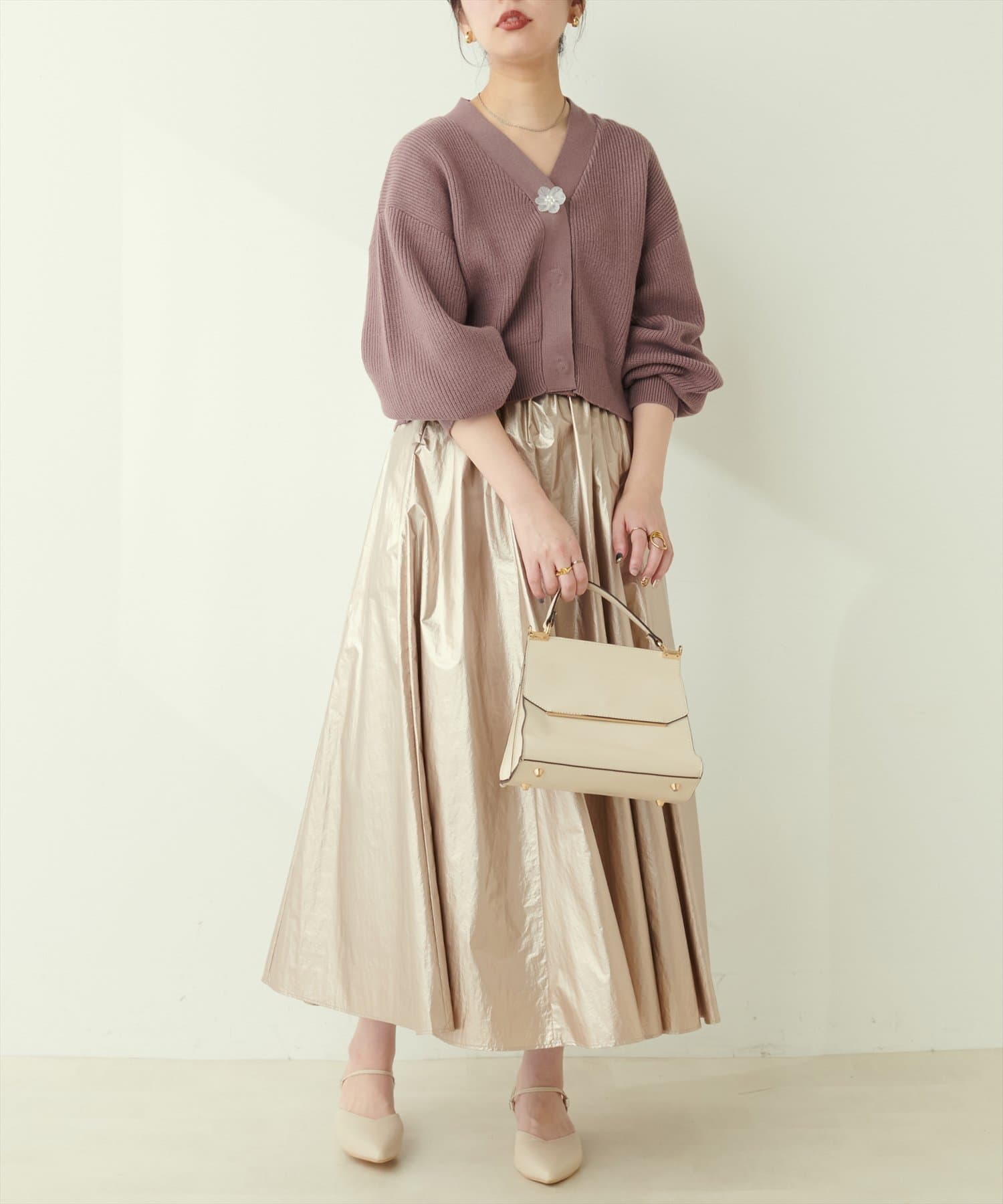 NICE CLAUP / OLIVE des OLIVE OUTLET(ナイスクラップ  / オリーブ デ オリーブ アウトレット) 【natural couture】お花釦Ｖネックニットカーデ