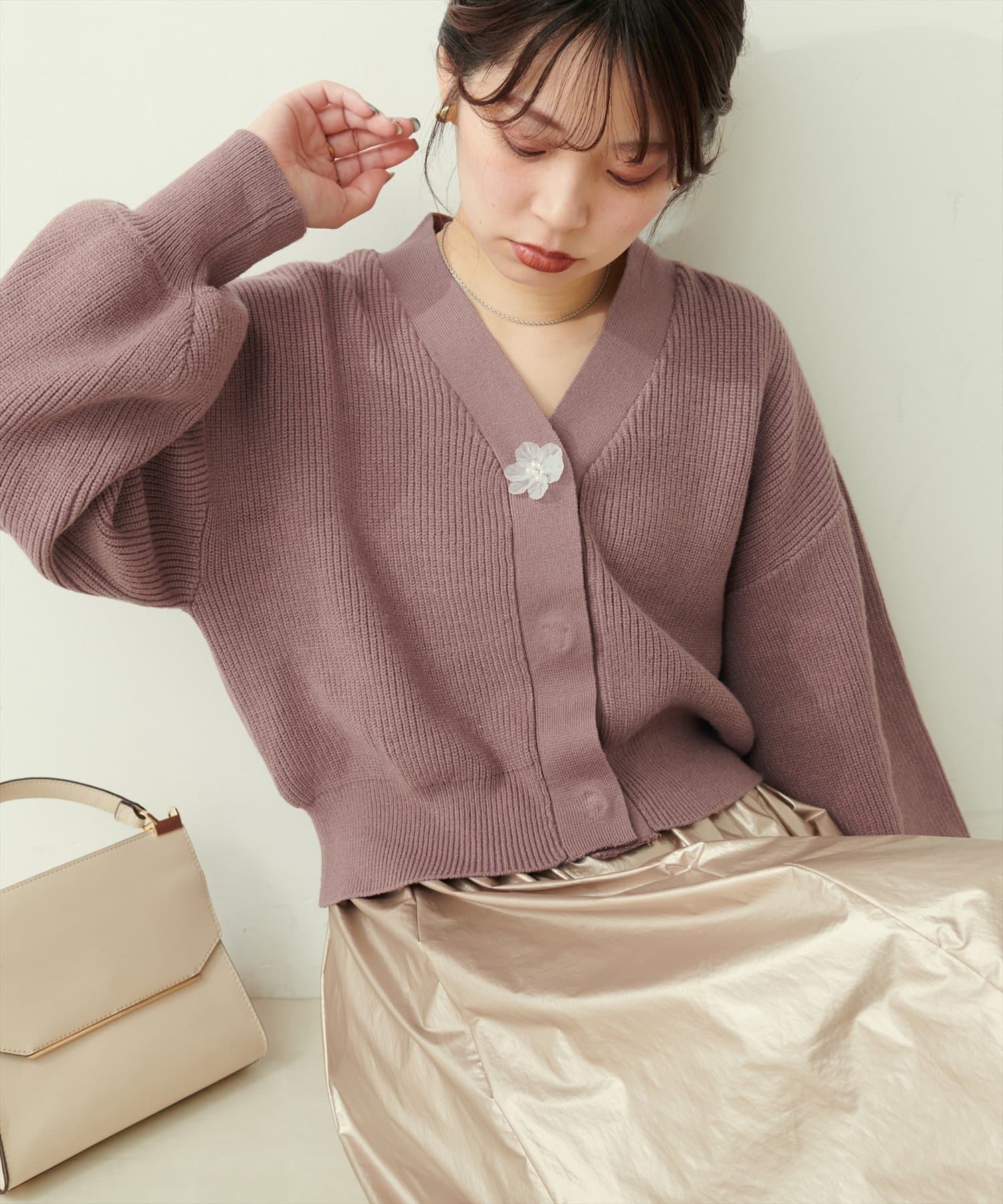 NICE CLAUP / OLIVE des OLIVE OUTLET(ナイスクラップ  / オリーブ デ オリーブ アウトレット) 【natural couture】お花釦Ｖネックニットカーデ