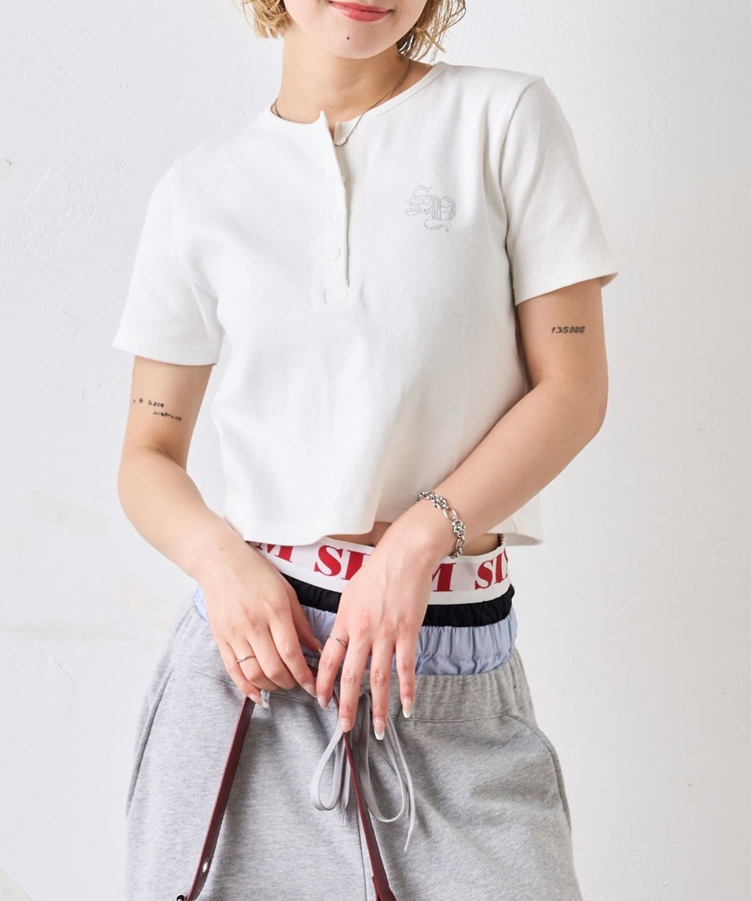 人気のラインストーンシリーズから、ヘンリーTEEが登場。■デザイン・胸元のラインストーンと、ヘンリーネックのデザインがポイントの半袖TEE。・着丈が長すぎず、短すぎないシルエットで、着やすいのにスタイ