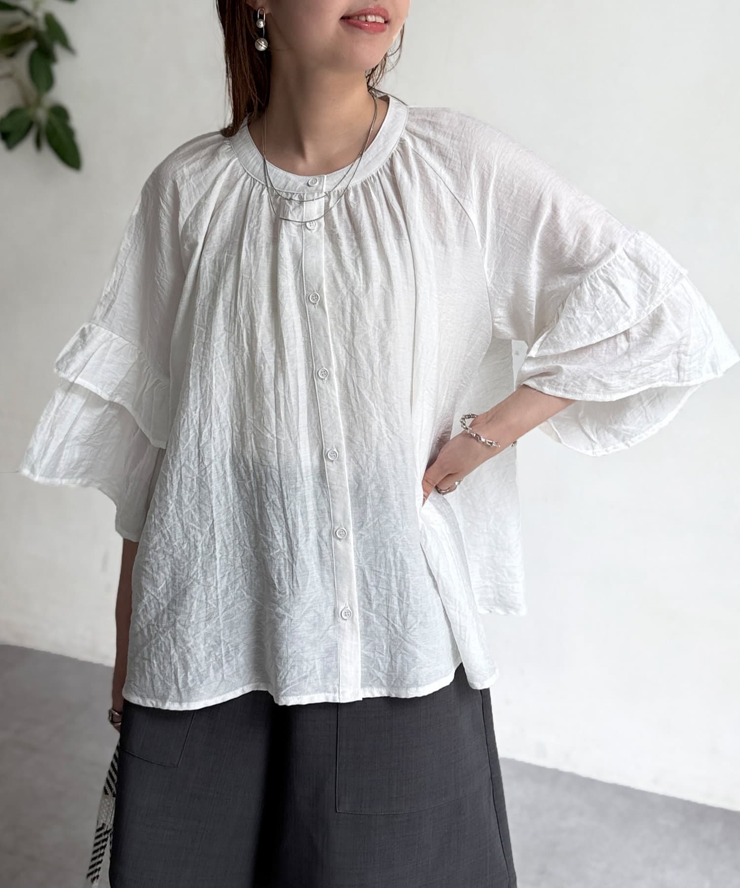 華やかな印象を与えてくれるデザインブラウス■point袖口のフレアデザインが女性らしく華やかな雰囲気のブラウス。窮屈感のないゆったりとしたサイズ感でストレスフリーな着心地です。2way仕様なので、ボタ