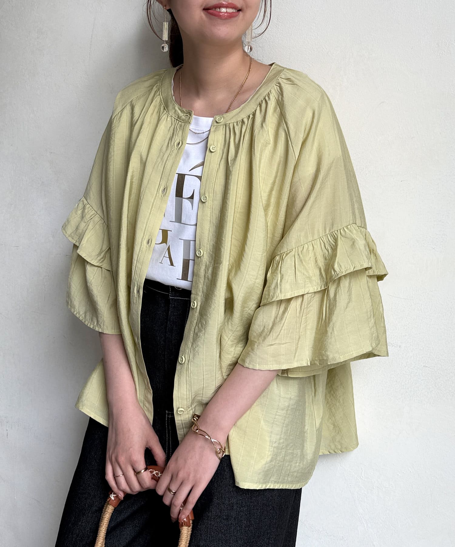 華やかな印象を与えてくれるデザインブラウス■point袖口のフレアデザインが女性らしく華やかな雰囲気のブラウス。窮屈感のないゆったりとしたサイズ感でストレスフリーな着心地です。2way仕様なので、ボタ