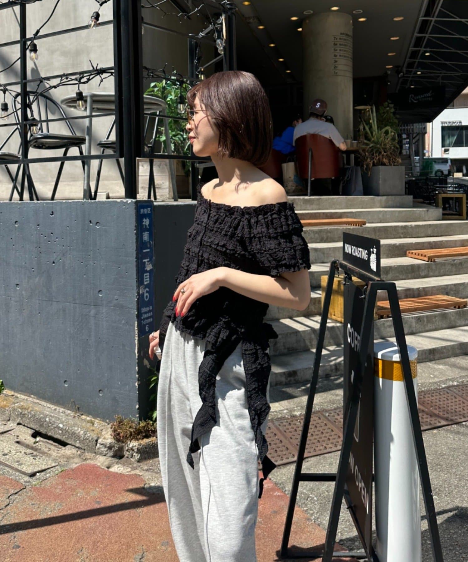 RAY CASSIN(レイカズン) サイドフリルオフショルTシャツ
