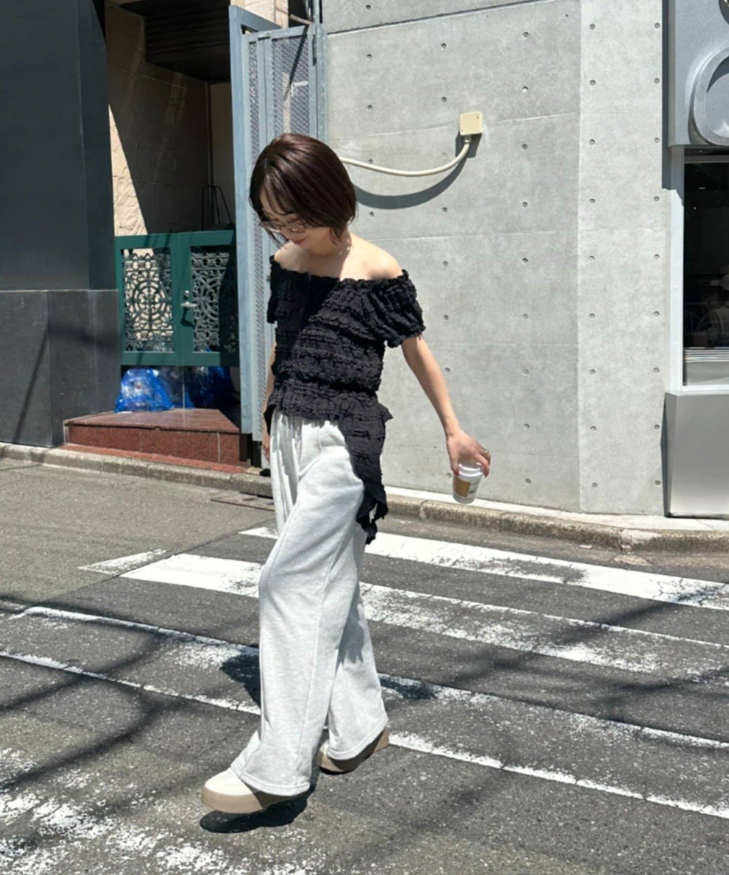 RAY CASSIN(レイカズン) サイドフリルオフショルTシャツ
