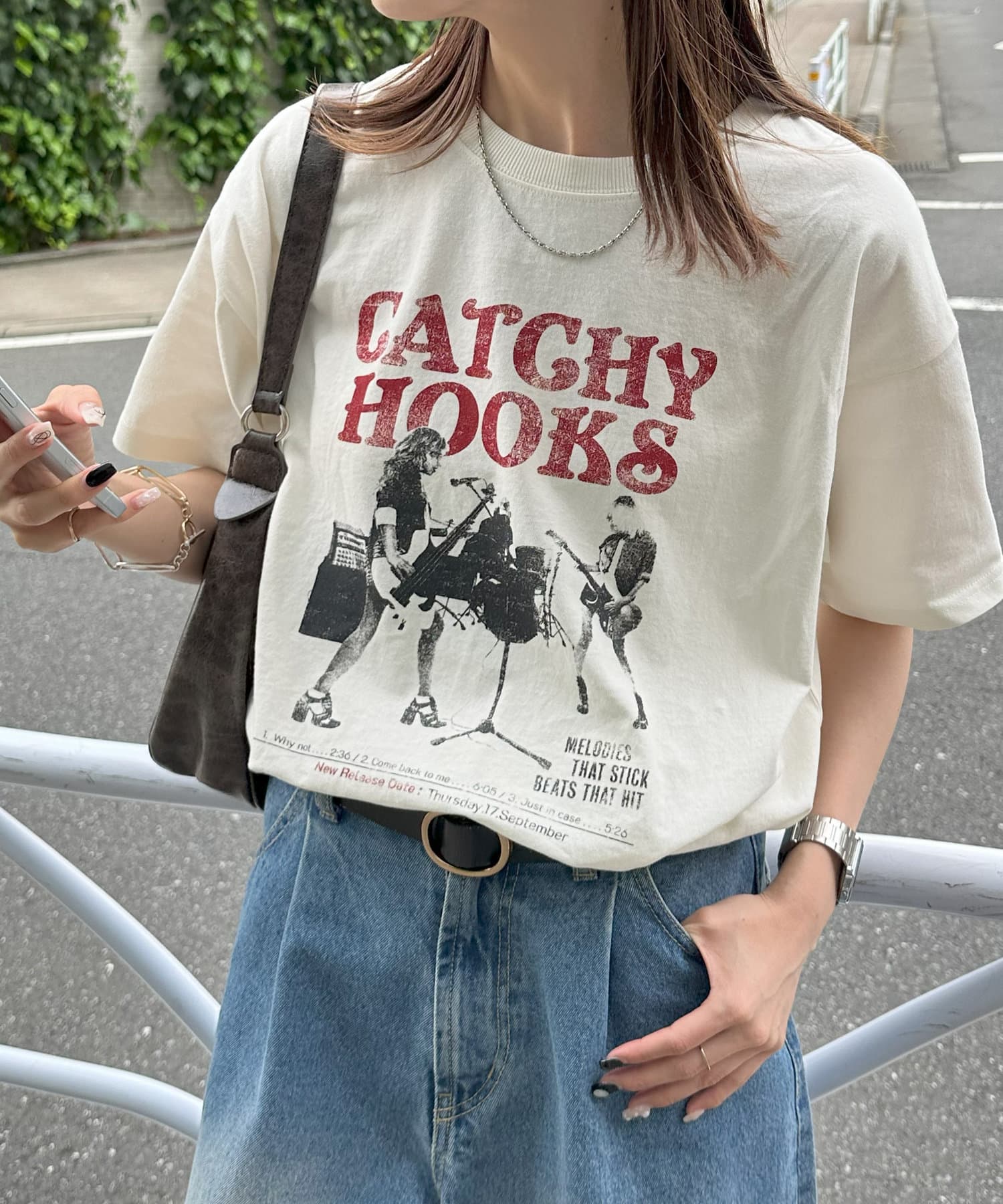 ●デザインフロントに施された大胆なバンドフォトとロゴデザインが、ヴィンテージ感たっぷりのロックTシャツ。擦れたようなプリント加工が、まるで古着のようなこなれ感を演出します。音楽好きにはたまらない、存在