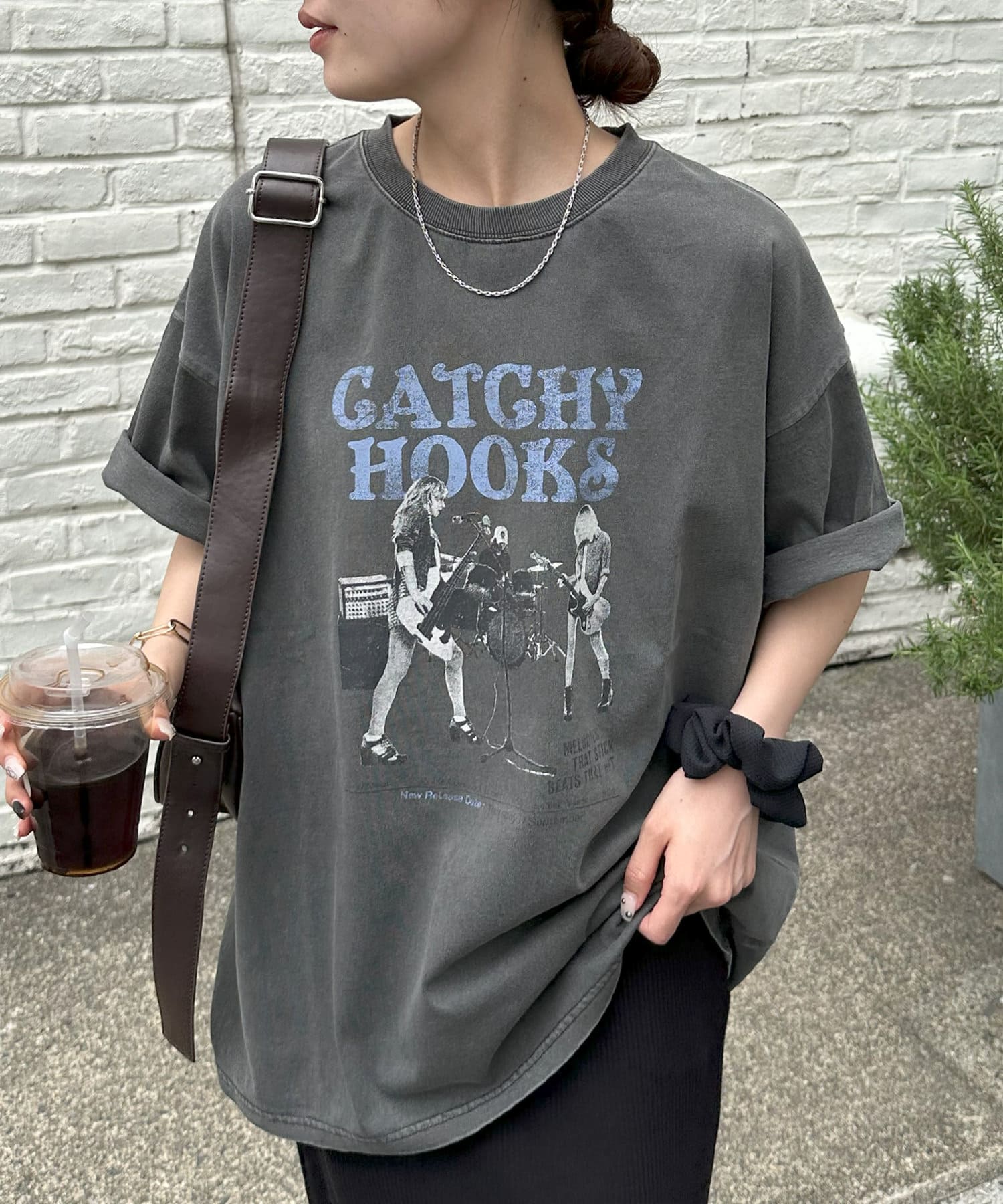 ●デザインフロントに施された大胆なバンドフォトとロゴデザインが、ヴィンテージ感たっぷりのロックTシャツ。擦れたようなプリント加工が、まるで古着のようなこなれ感を演出します。音楽好きにはたまらない、存在