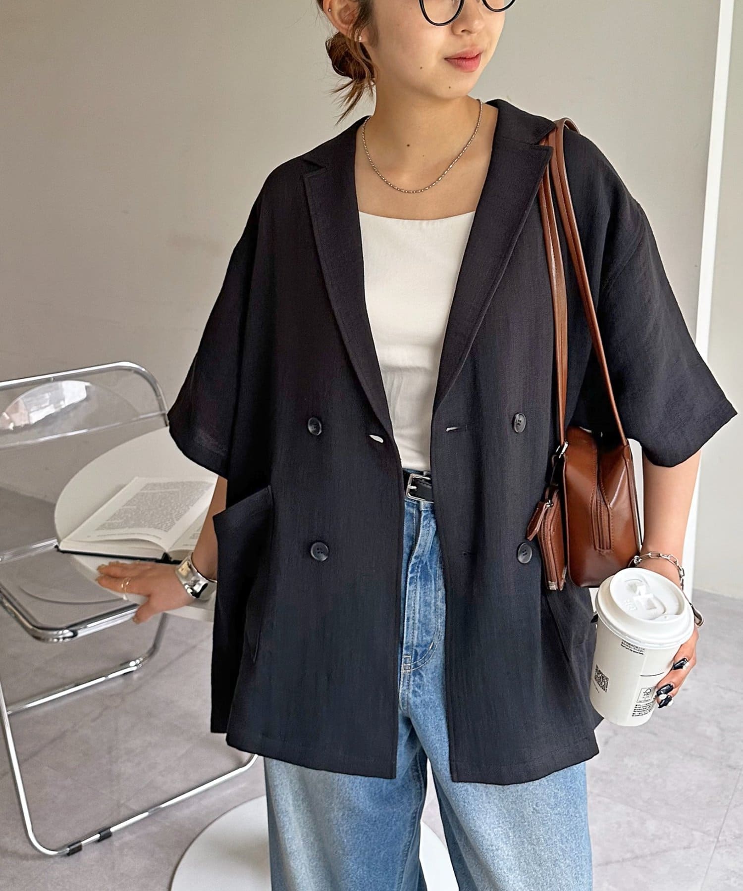 リラックス感と上品さを両立させた半袖シャツ●デザインゆったりとしたシルエットとテーラードカラーが特徴の半袖シャツ。ダブルボタン仕様で、きちんと感とリラックス感を両立させた大人の抜け感スタイルが叶います