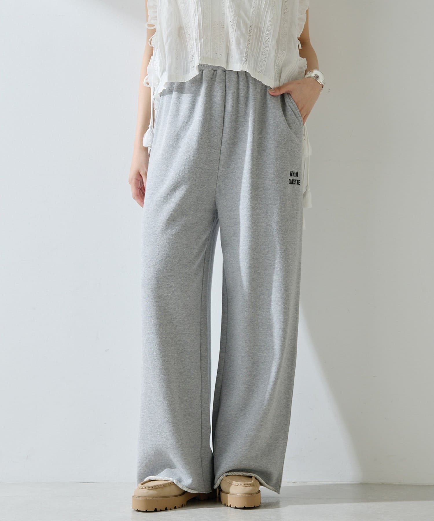 【2025AW】ワンポイント刺繍を効かせた、大人のスウェットパンツ■ミニマルなデザインが大人のスタイルに馴染む裏毛パンツ。■空気を含んだようなふっくらとした風合いで、もっちりと柔らかく心地よい肌触りが