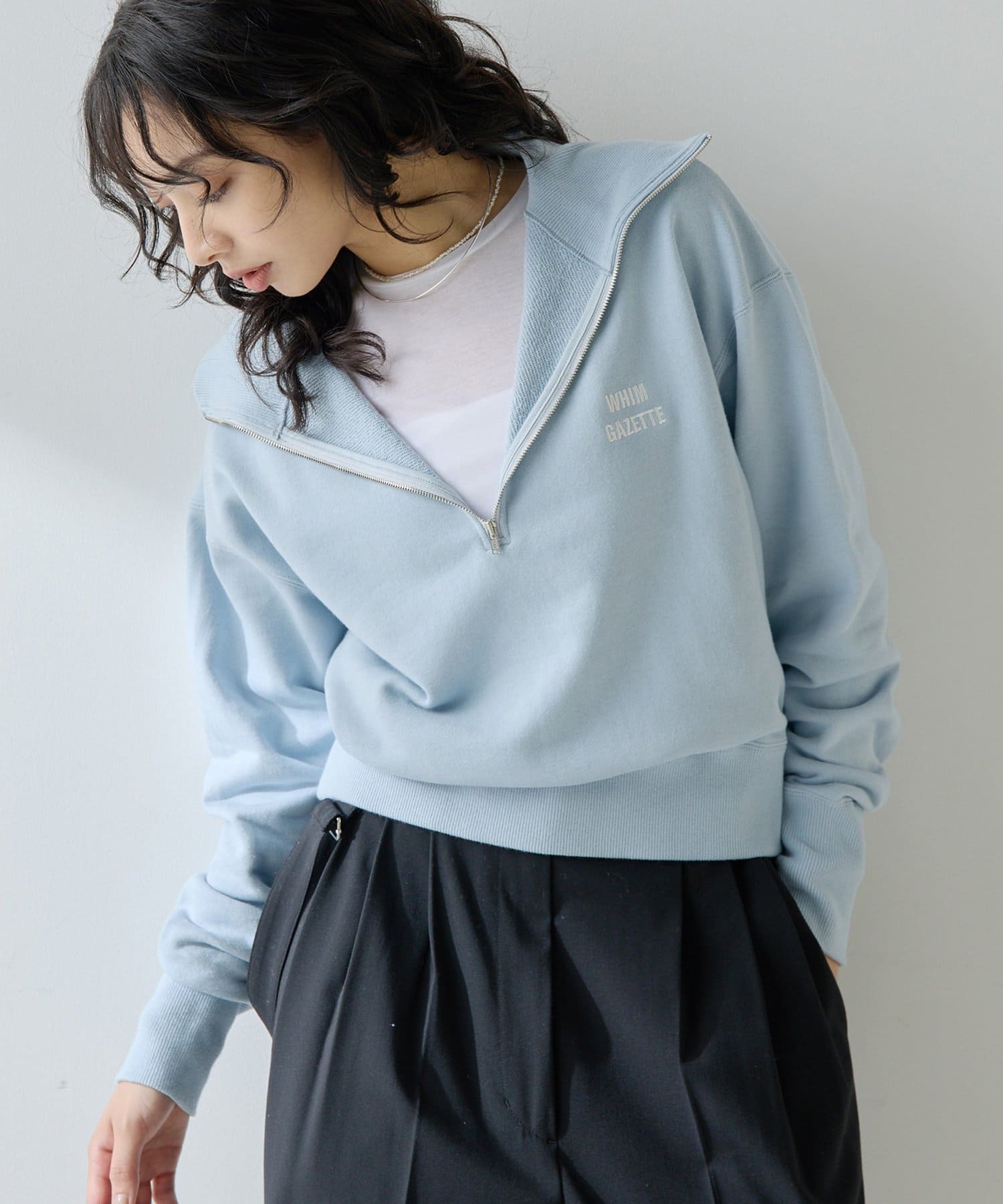 【2025AW】ワンポイント刺繍を効かせたハーフジップスウェット■ミニマルなデザインが大人のスタイルに馴染む裏毛プルオーバー。■空気を含んだようなふっくらとした風合いで、もっちりと柔らかく心地よい肌触
