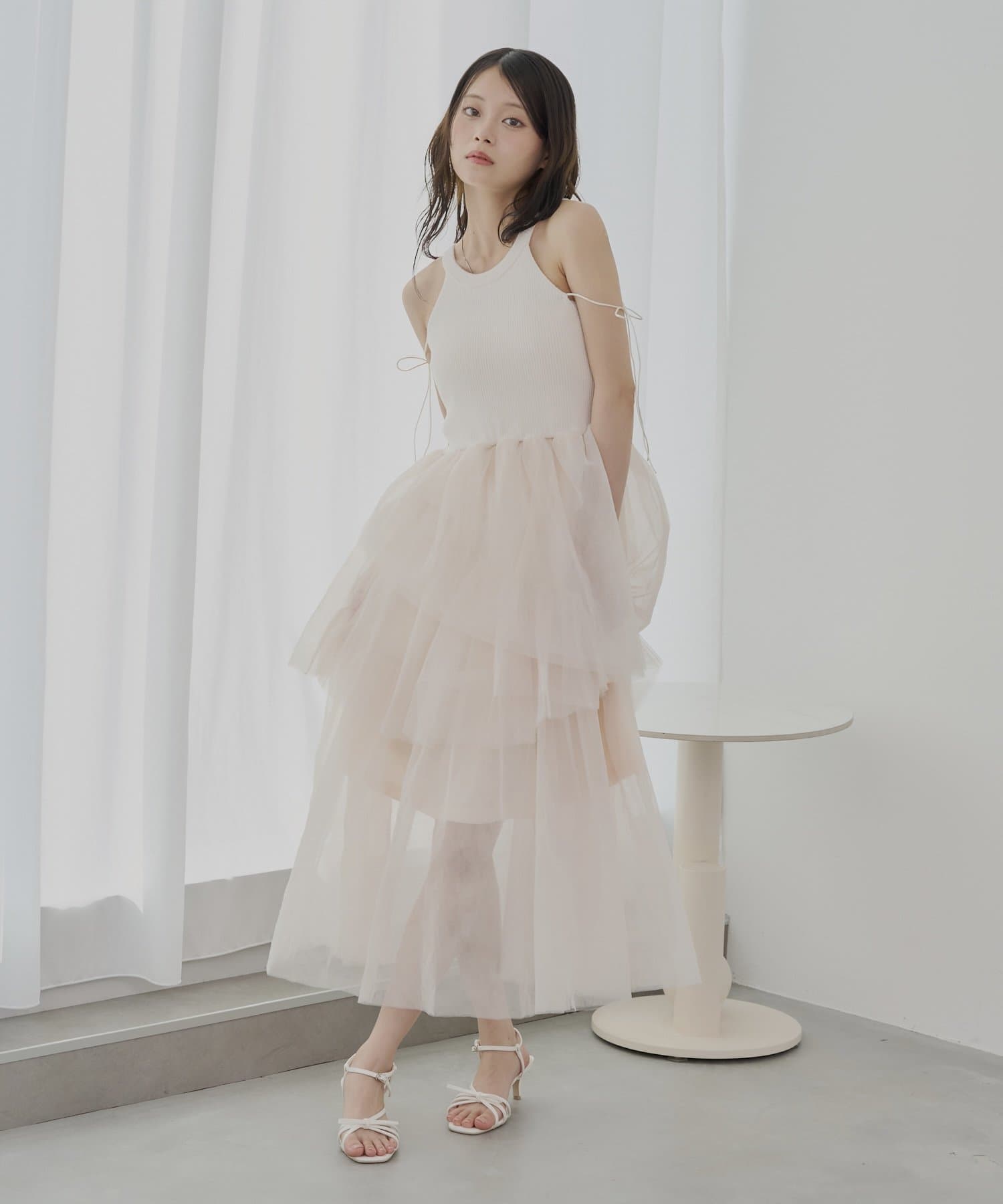 エアリーチュールが織りなすアメスリワンピース▶商品ポイント・軽やかなチュールをたっぷりと使用し、動くたびに優雅なドレープを生み出します。・トップス部分はカジュアルながらも上品な印象のリブニット素材で、