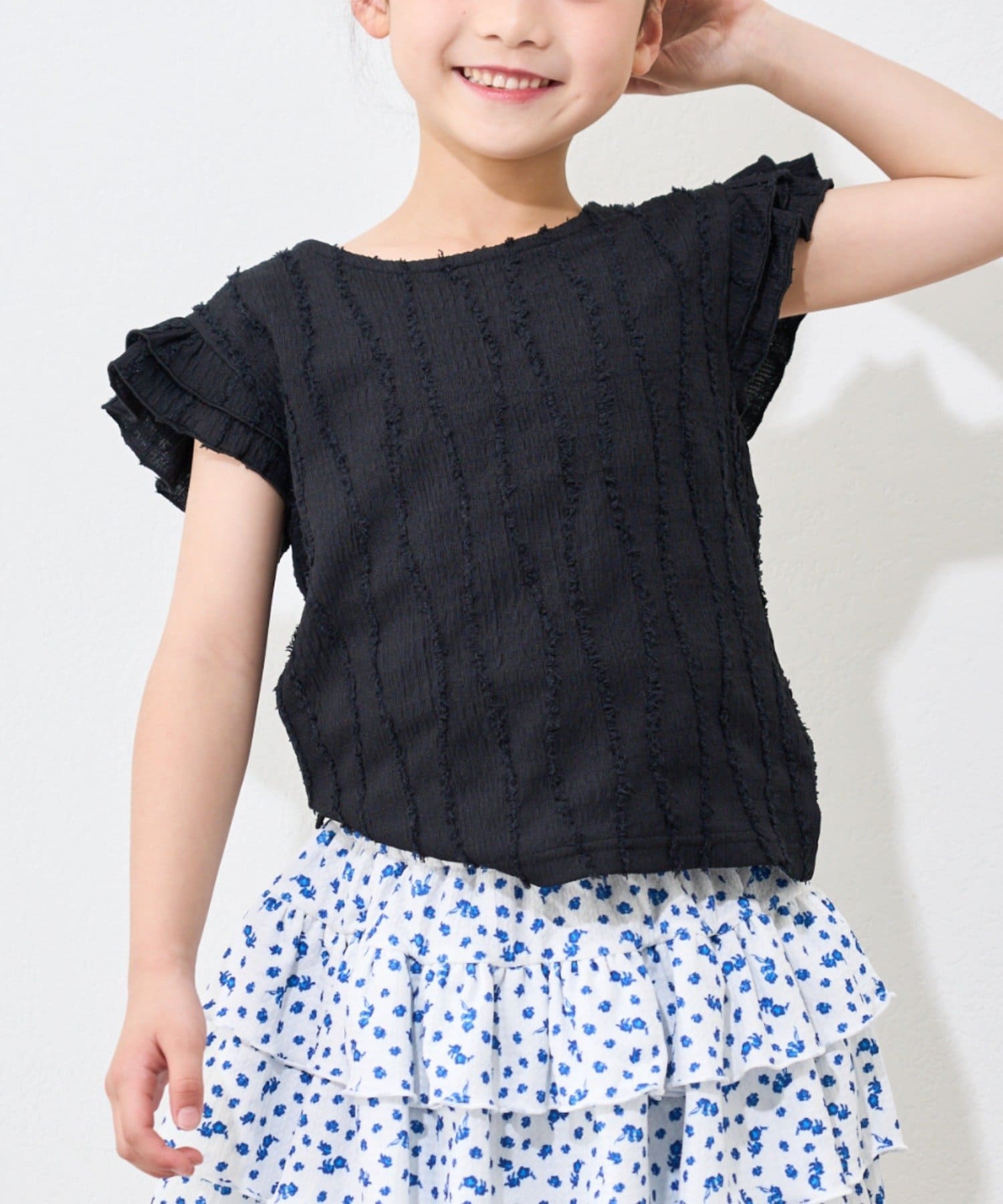 袖フリルがかわいい♡おしゃれ見え間違いなし！"夏の主役トップス"■デザインフリンジデザインがコーデのアクセントにぴったり！ふわっとした素材感と、フリル袖が女の子っぽい印象に♩コンパ