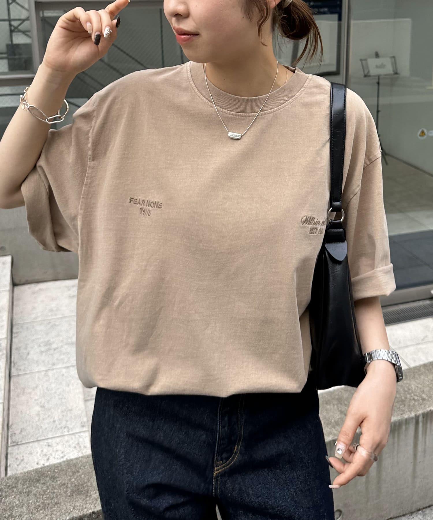 ピグメント加工で着るだけでこなれ感のあるTシャツ●デザインヴィンテージ感のあるピグメント加工と、フロントに施されたミニマルな刺繍ロゴがアクセントに。ロゴは両胸にさりげなく配置されており、主張しすぎずこ